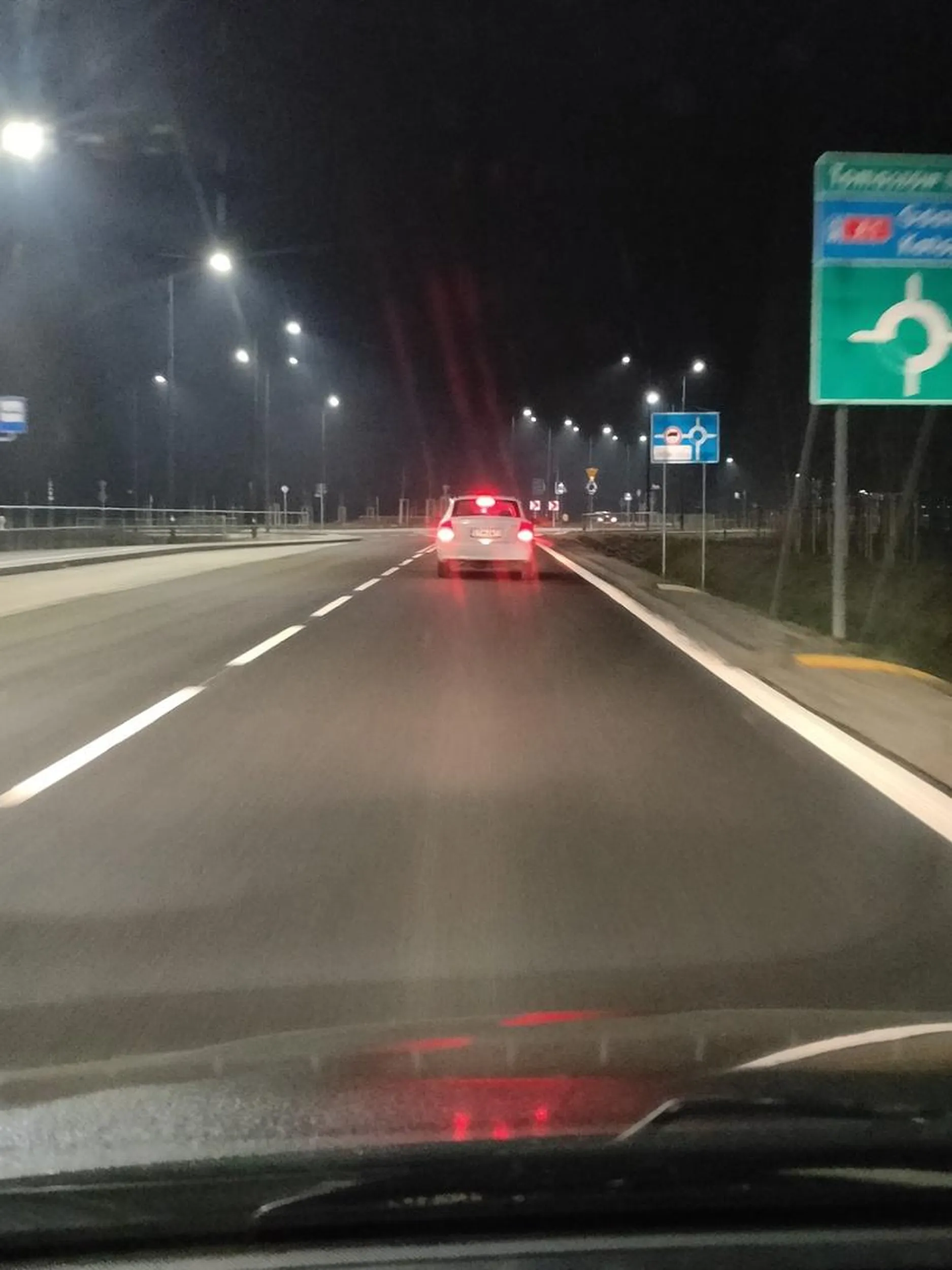 Typ zaczął mnie wyprzedzać przed rondem, z naprzeciwka jechało auto czym zmusił mnie do gwałtownego hamowania i zaliczyłem delikatnie pobocze. Dogoniłem na następnym rondzie.