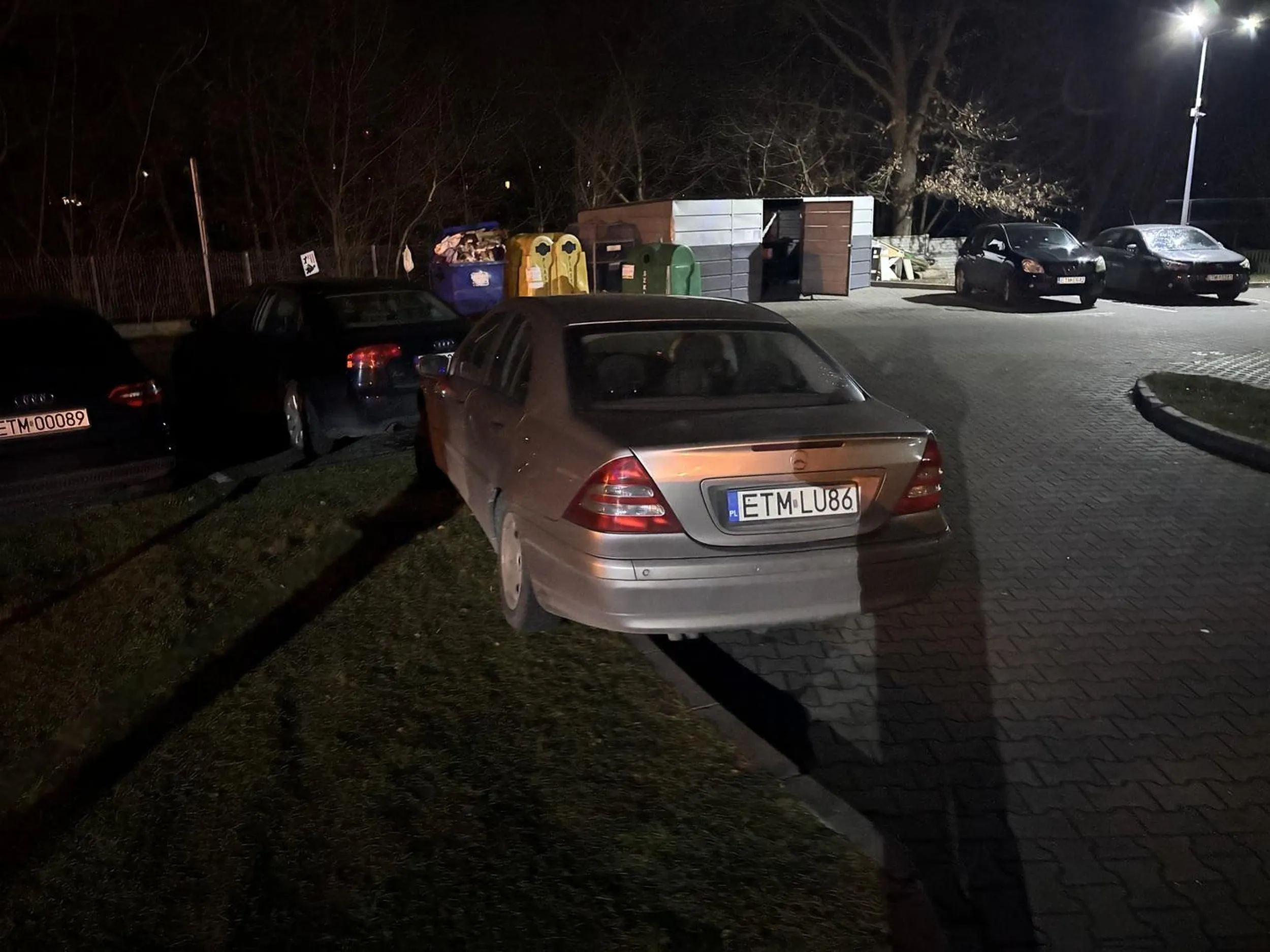 Naucz się parkować kutafonie a nie na trawie obejrzyj se zderzak parówo