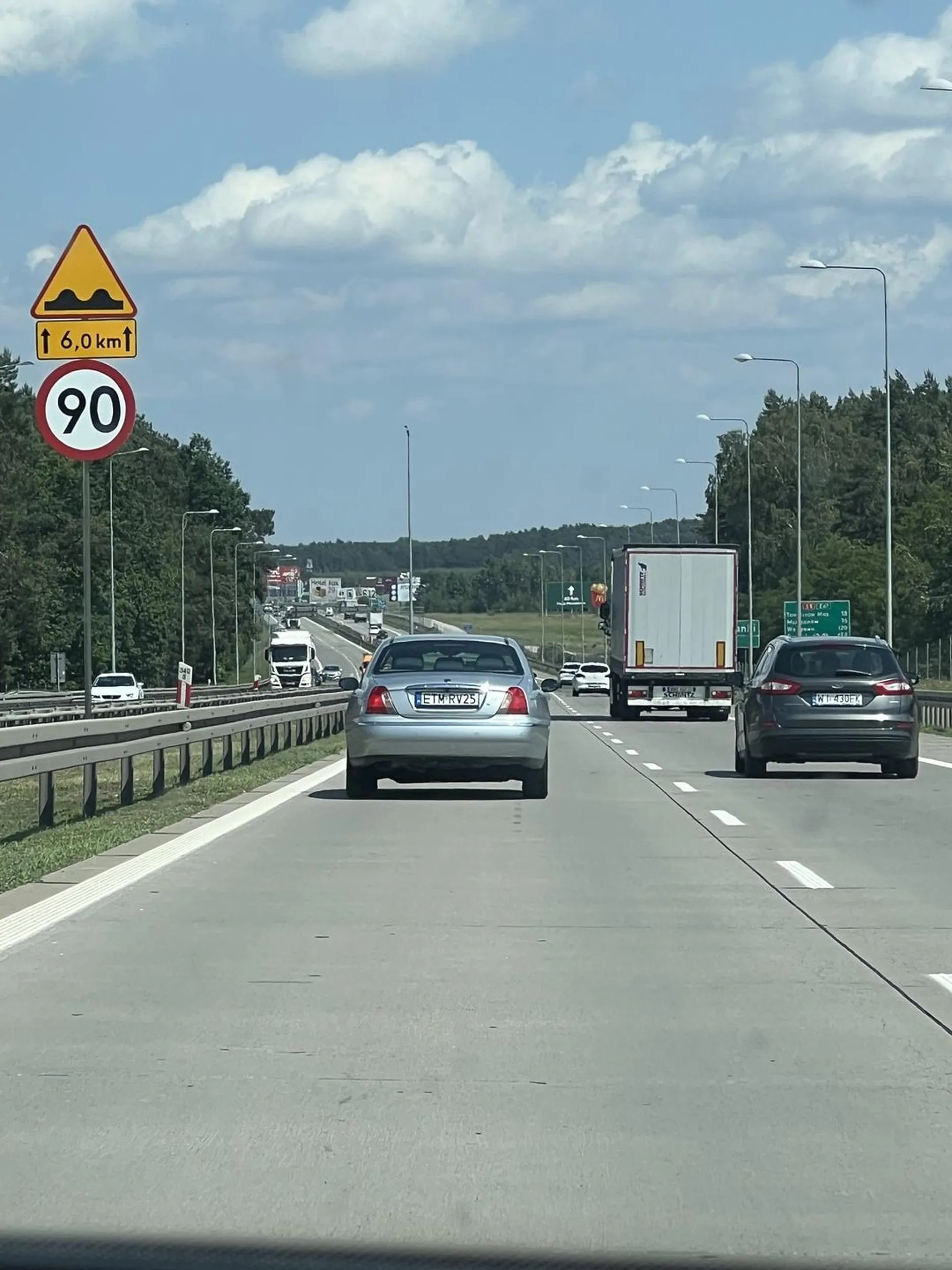 Baba nie wie po co jest lewy pas, wpierdala się i wymusza hamowanie i ciągnie się 90 na godzinę XD