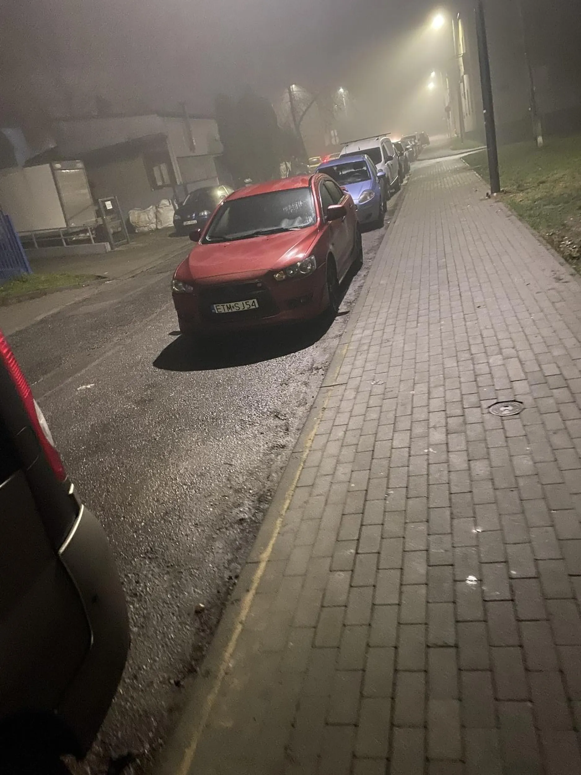 Mistrz parkowania, wyjezdzalem z tego miejsca rano i za mną stało inne auto. Po 15 minutach wróciłem, a tam stoi Mitsubishi na środku. Nie wiem kto uczył parkować ale stać jednym autem na dwóch miejscach świadczy o tym że jednak kierownica przeszkadza w prowadzeniu. Zdjęcie z tego samego dnia wieczorem.