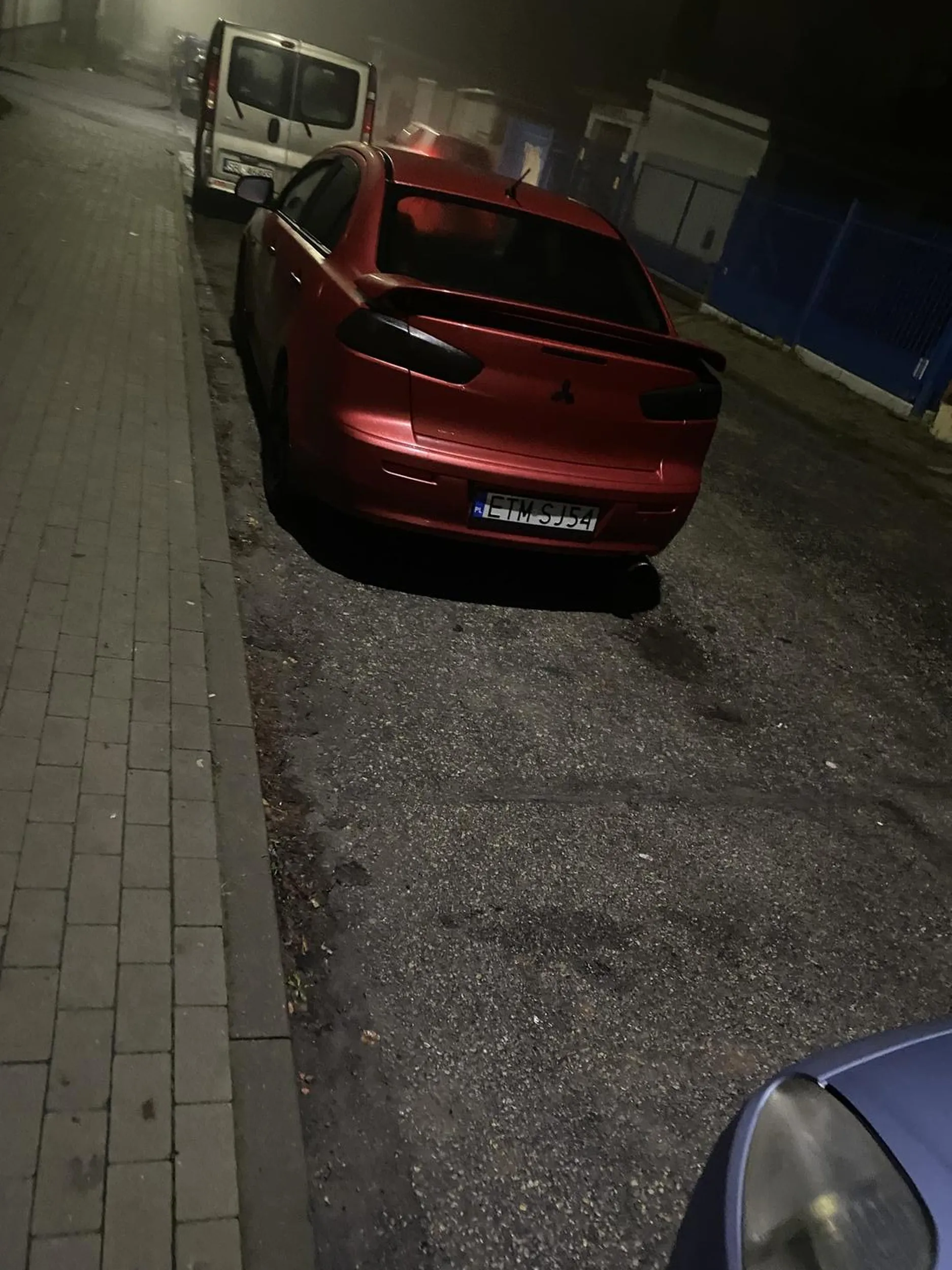 Mistrz parkowania, wyjezdzalem z tego miejsca rano i za mną stało inne auto. Po 15 minutach wróciłem, a tam stoi Mitsubishi na środku. Nie wiem kto uczył parkować ale stać jednym autem na dwóch miejscach świadczy o tym że jednak kierownica przeszkadza w prowadzeniu. Zdjęcie z tego samego dnia wieczorem.