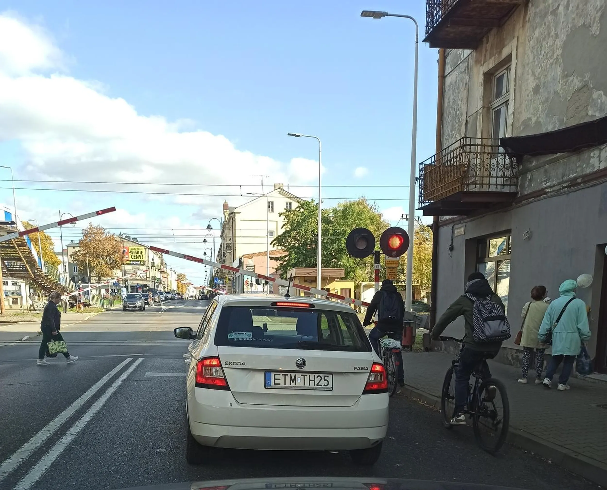 Piotrków Trybnalski ul. Słowackiego godzina 14:20 Kierowca ruszając z parkingu, wymusza pierwszeństwo, nie używa kierunkowskazów.