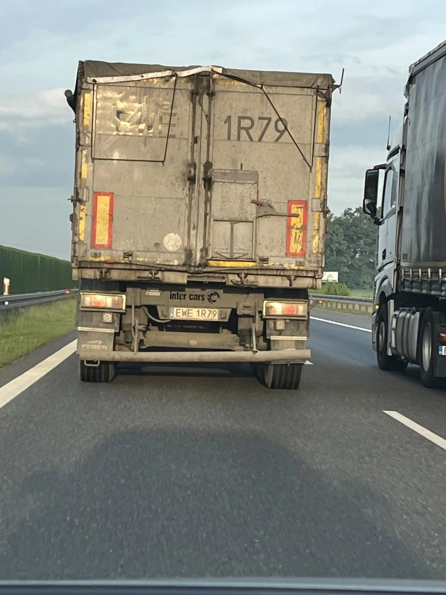 Nie polecam użytkownika, wyjeżdża zaraz przed maskę aby tylko wyprzedzić.