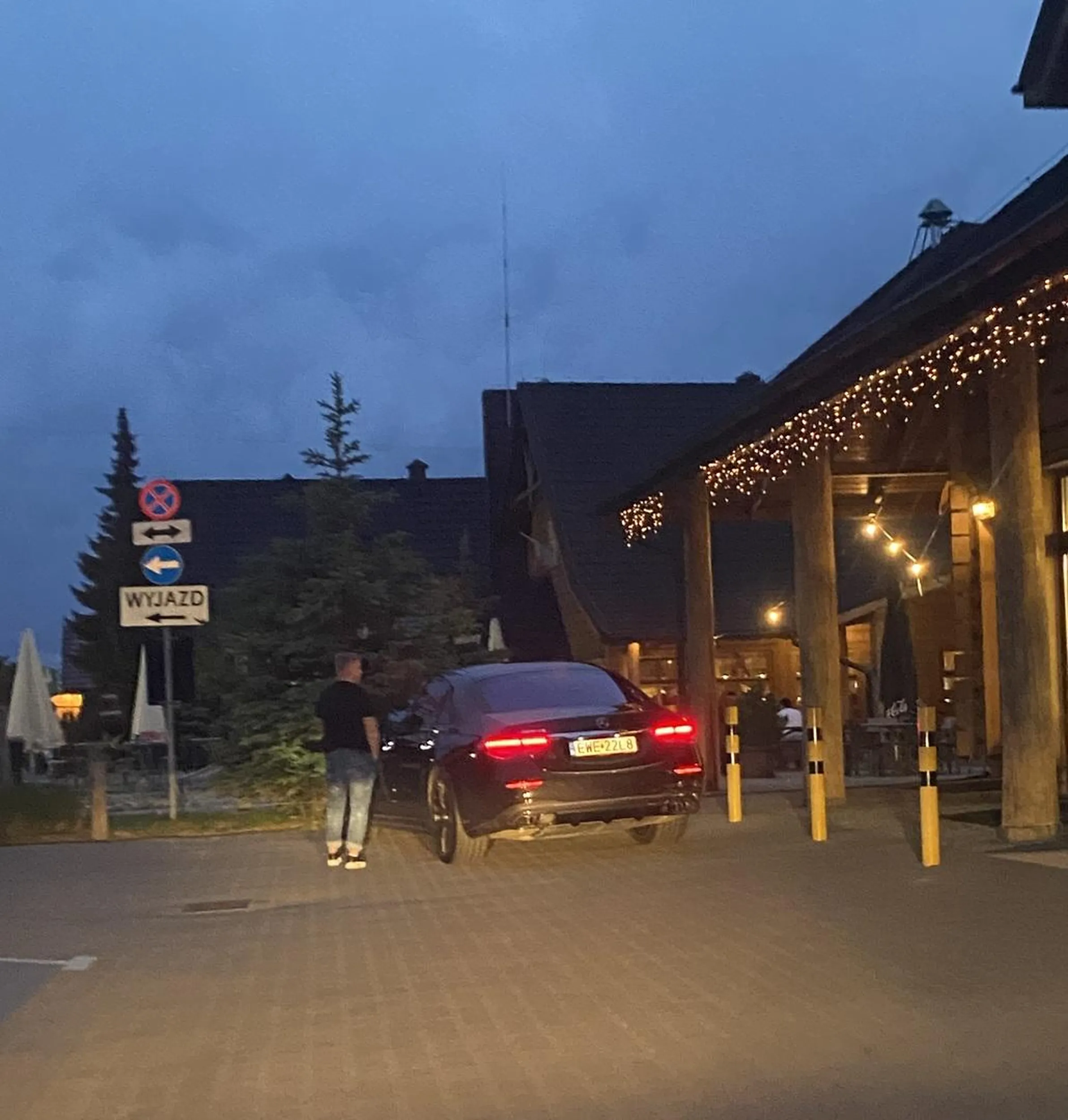 “Gwiazda” z mercedesa nie potrafi stanąć jak człowiek na miejscu parkingowym tylko musi pod samo wejście do sklepu podjechać. A miejsca na parkingu było w cholerę.