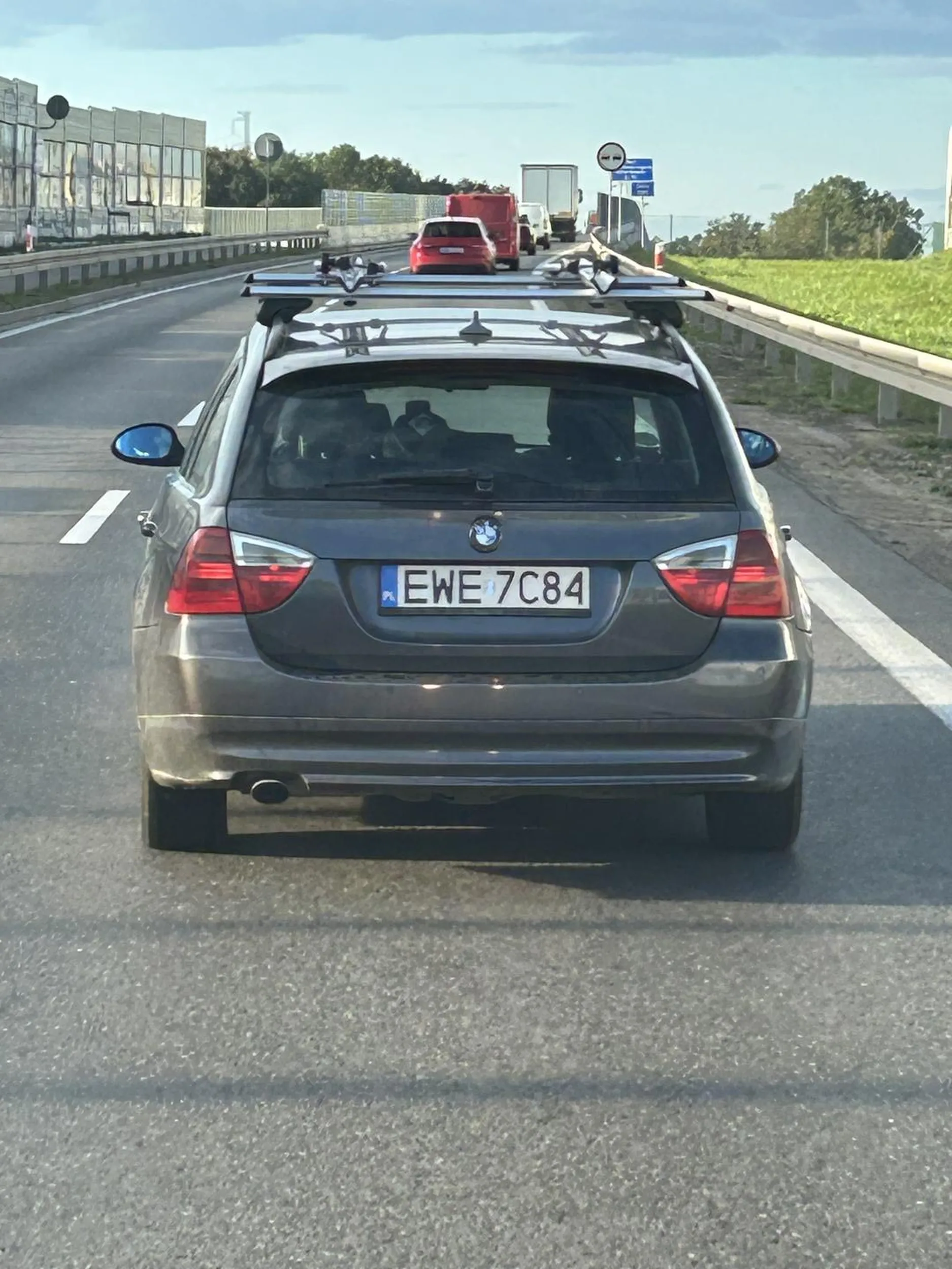 Klasyka. Mam BMW, po co mi mózg. Zajeżdża, skręca bez kierunkowskazów, pokazuje wulgarne gesty, robi zdjęcia.