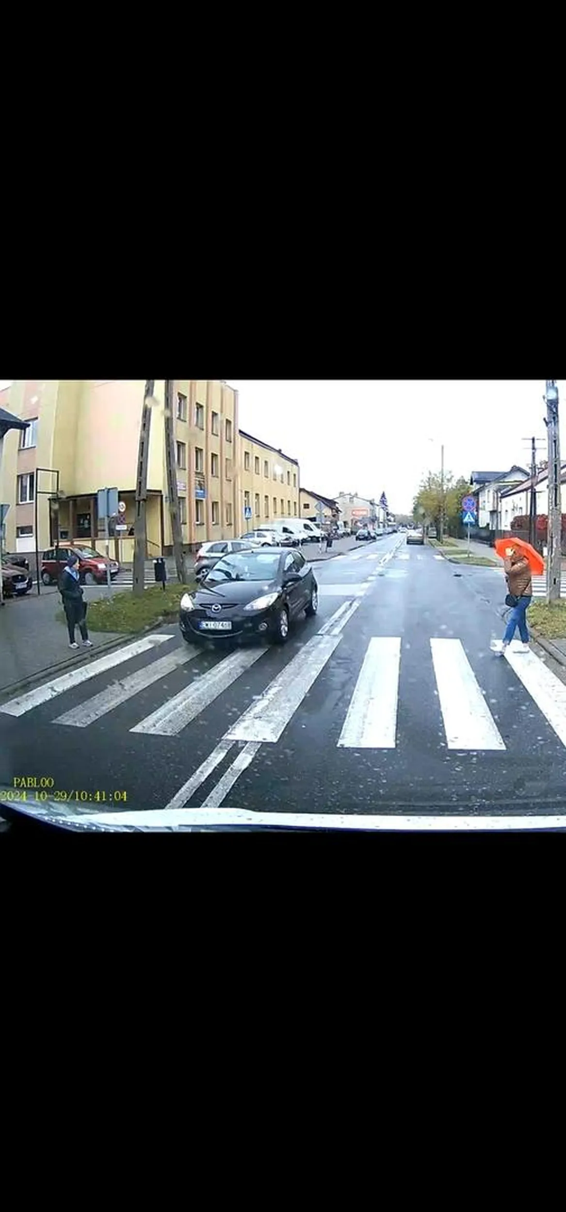 No i chyba ktos tu sie pożegna z prawem jazdy, nagranie leci na komende, zeby sie kobieta nie zatrzymala to by miala odbite na udzie znaczek mazdy, mlody kierowca dziewczyna tak byla zajeta uj wie czym ze nie widziala mnie jak i dwoch kobiet ktore praktycznie juz byly na pasach. Mandat za nieprzepuszczenie pieszego na pasach wynosi 1500 zł (przy recydywie aż 3000 zł) ? + 15 pkt. karnych. Polecam się, nagranie leci na komende