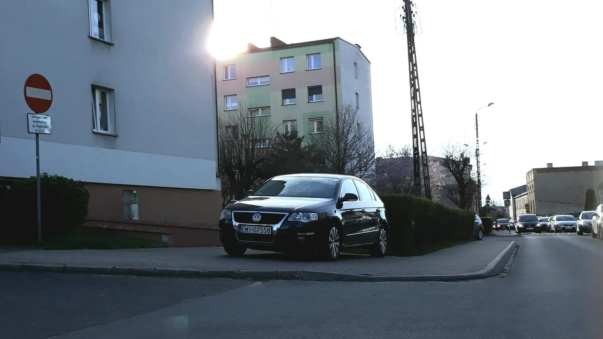 - zakaz jazdy po chodniku - zakaz parkowania na chodniku - zakaz zatrzymywania się - parkowanie z dala od krawędzi jezdni - zakaz wjazdu (jeżeli nie jest mieszkańcem) - parkowanie/zastawianie/blokowanie drzwi pożarowych z wyjściem ewakuacyjnym