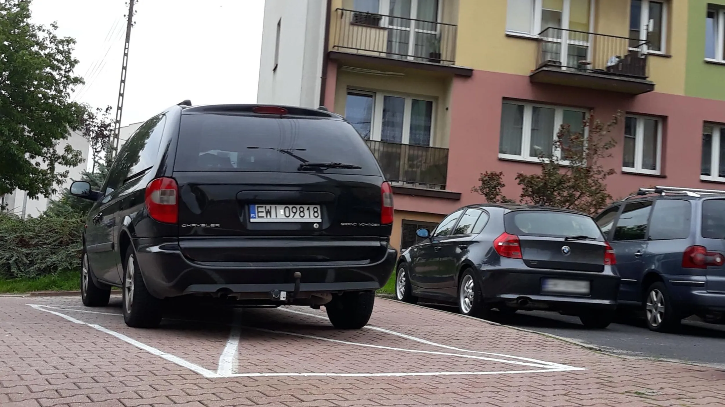 - zakaz jazdy po chodniku - zakaz parkowania na chodniku - parkowanie na kopercie - zakaz zatrzymywania się - parkowanie z dala od krawędzi jezdni