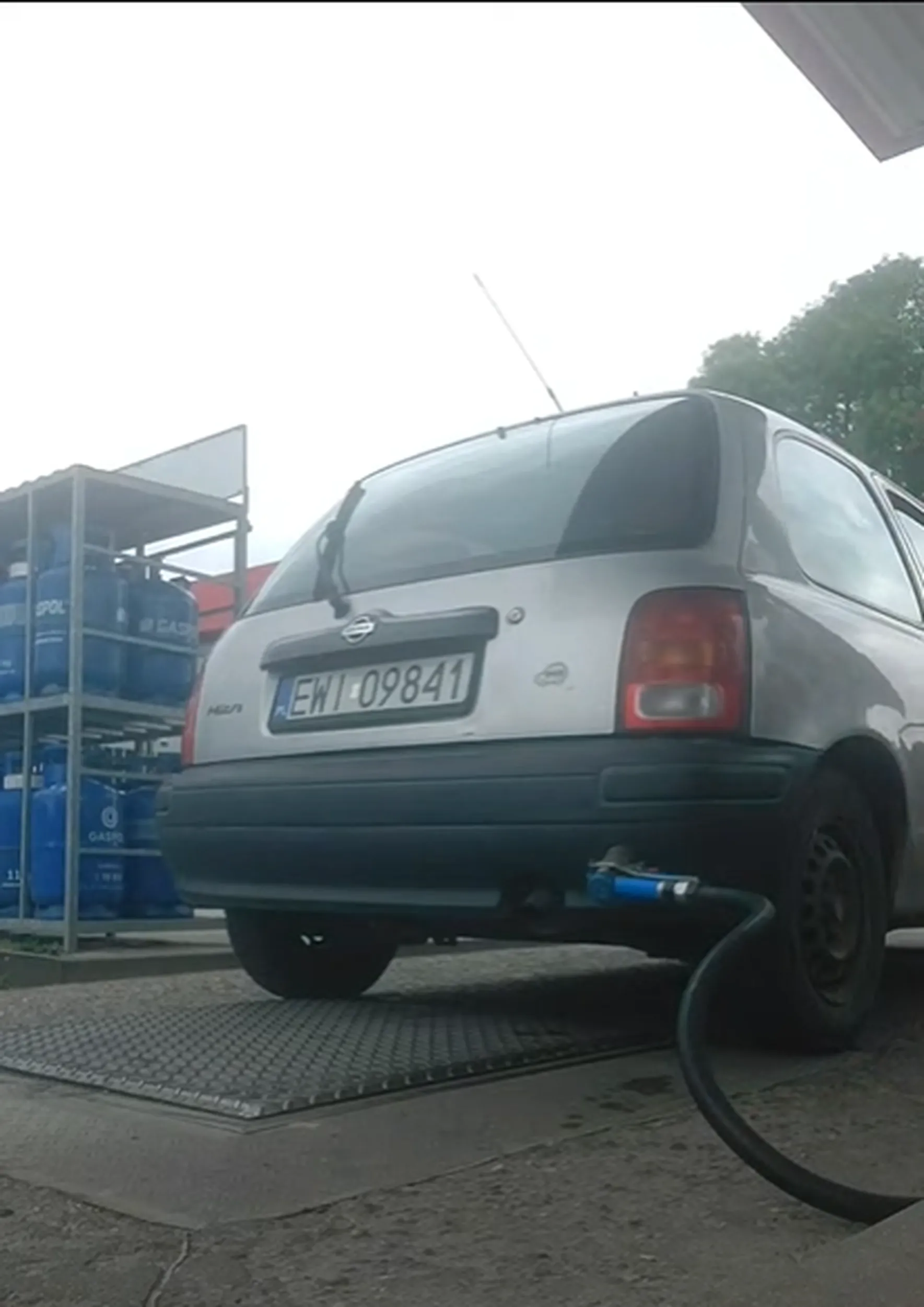 Facet jeździ po Sieradzu często bez zapiętych pasów i telefonem nagrywa co się da, robi też transmisję na żywo na YouTube potrafi podczas jazdy podnosić telefon jak mu spadnie a może dojść do wypadku...