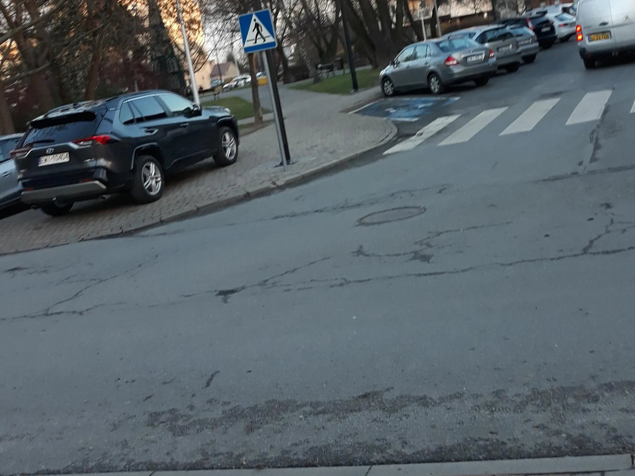 Parkowanie na chodniku, skrzyżowanie, przejście dla pieszych.