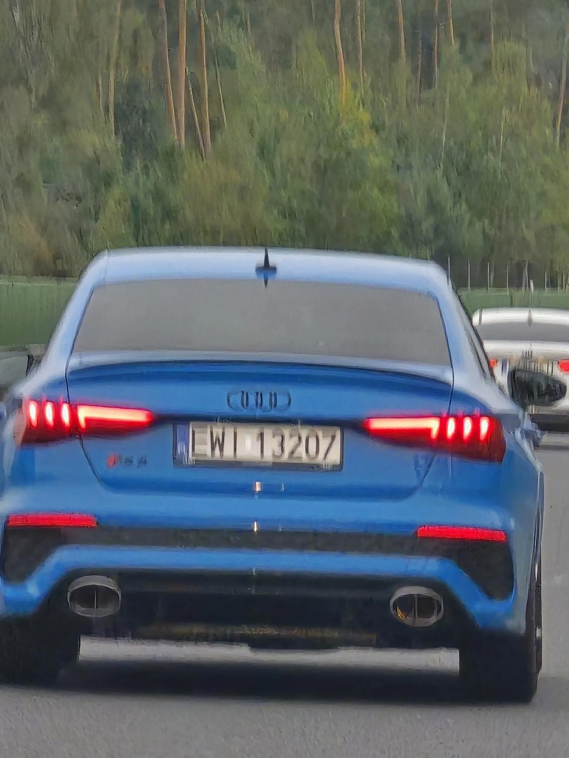 Blokuje A1 lewym pasem, nie chce zjechać, wyhamowuje samochod