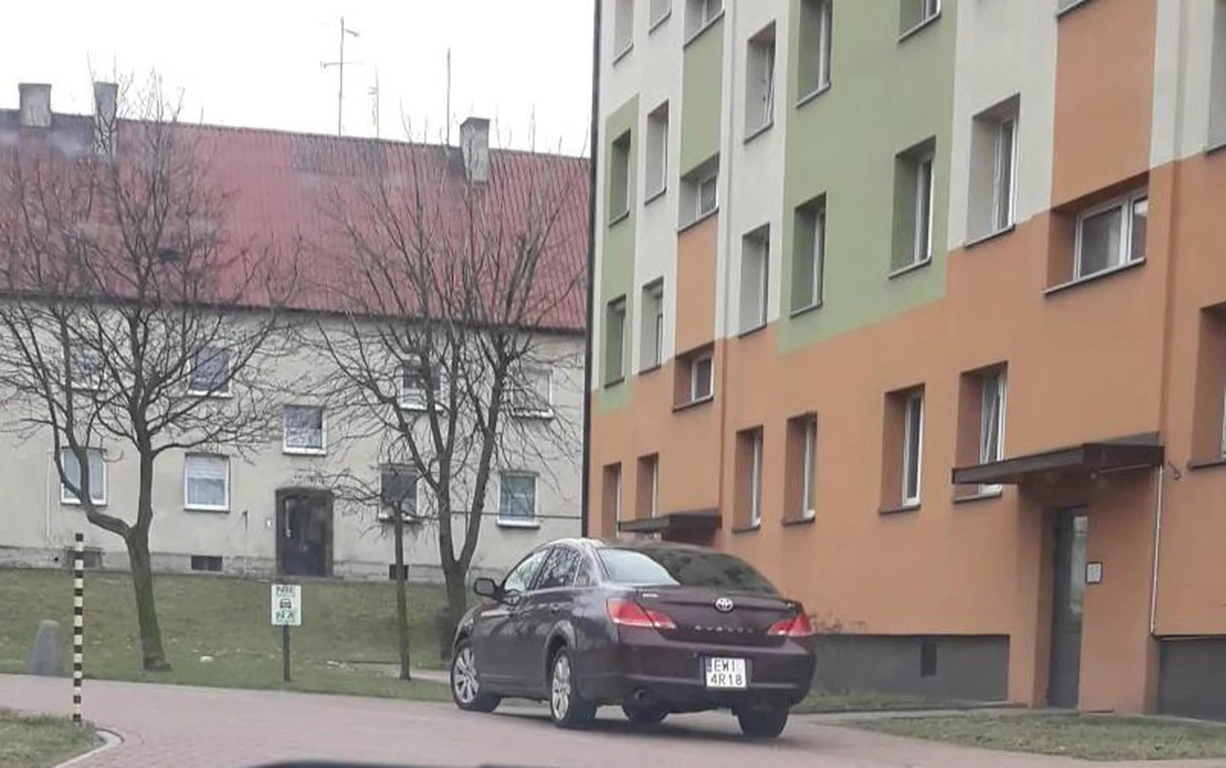 Obok wiele wolnych miejsc do parkowania, ale wielmożny pan woli zaparkować na drodze pożarowej, na zakazie postoju, na chodniku, tuż pod drzwiami bo jeszcze podeszwy zedrze idąc te parę metrów.