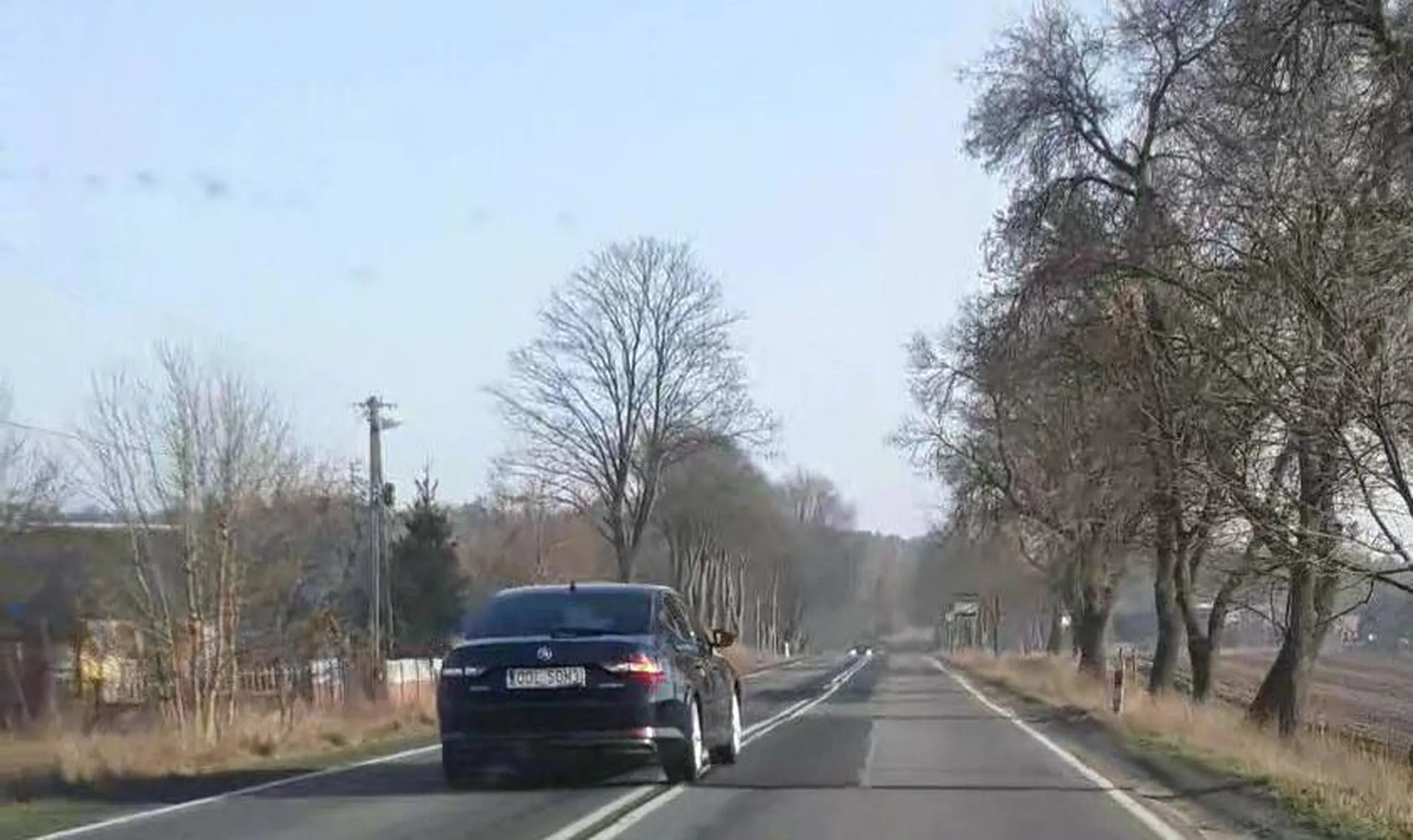 Przekraczanie dozwolonej prędkości, ignorowanie znaku z zakazem wyprzedzania, przekraczanie linii ciągłej podwójnej.