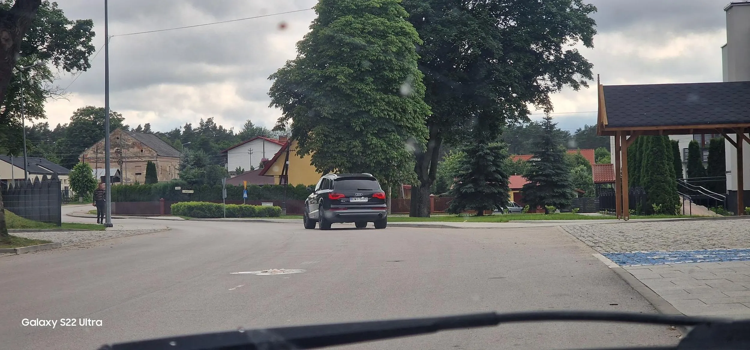 Bardzo ładne zachowanie. Zatrzymanie w środku miejscowości pod Urzędem Gminy na środku drogi (na awaryjnych jak by to miało pomóc i z czegoś zwalanaiło), wrzyganie się pasażera dość obwicie i szybka ucieczka. Brawo! Mogłeś chociaż na pobocze zjechać buraku...