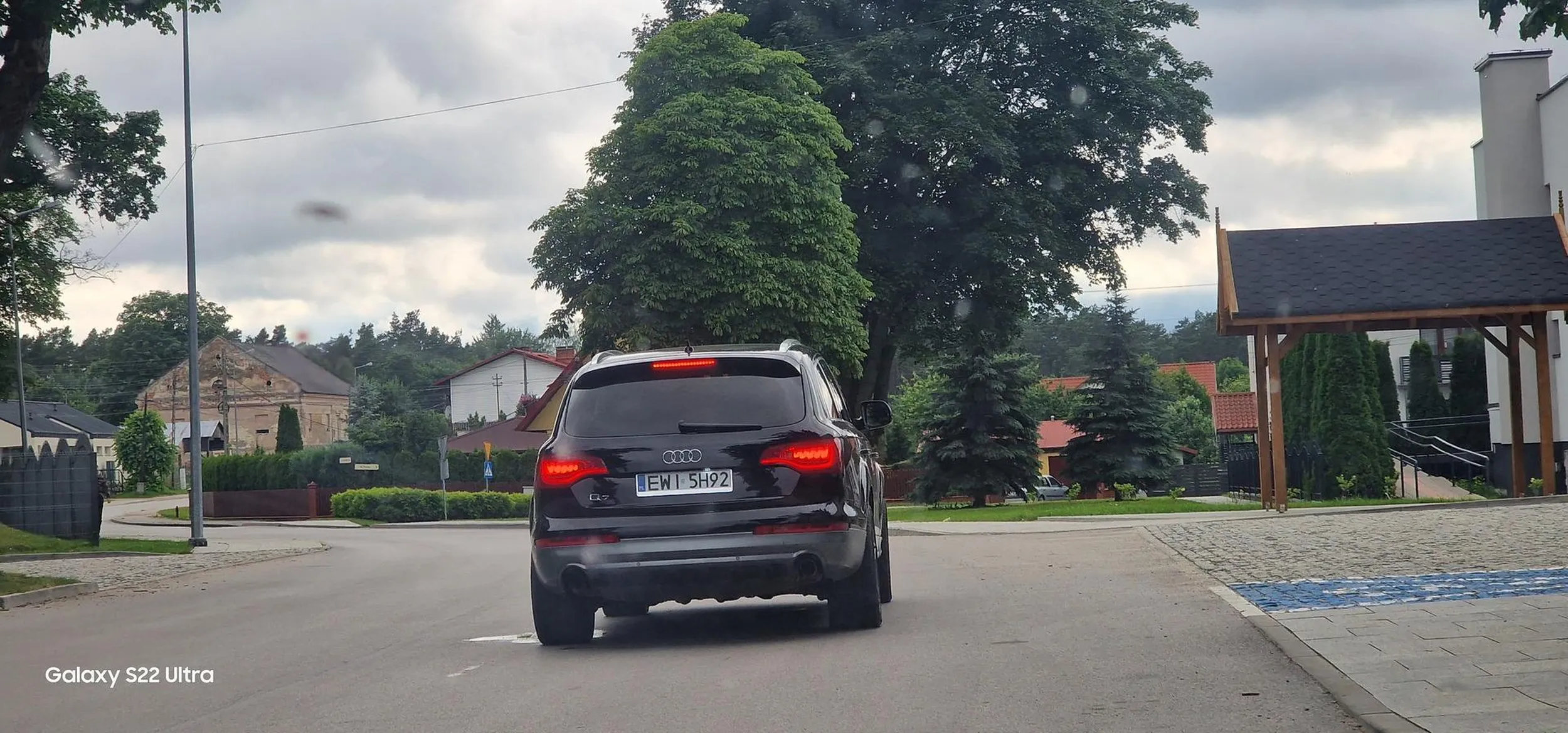 Bardzo ładne zachowanie. Zatrzymanie w środku miejscowości pod Urzędem Gminy na środku drogi (na awaryjnych jak by to miało pomóc i z czegoś zwalanaiło), wrzyganie się pasażera dość obwicie i szybka ucieczka. Brawo! Mogłeś chociaż na pobocze zjechać buraku...