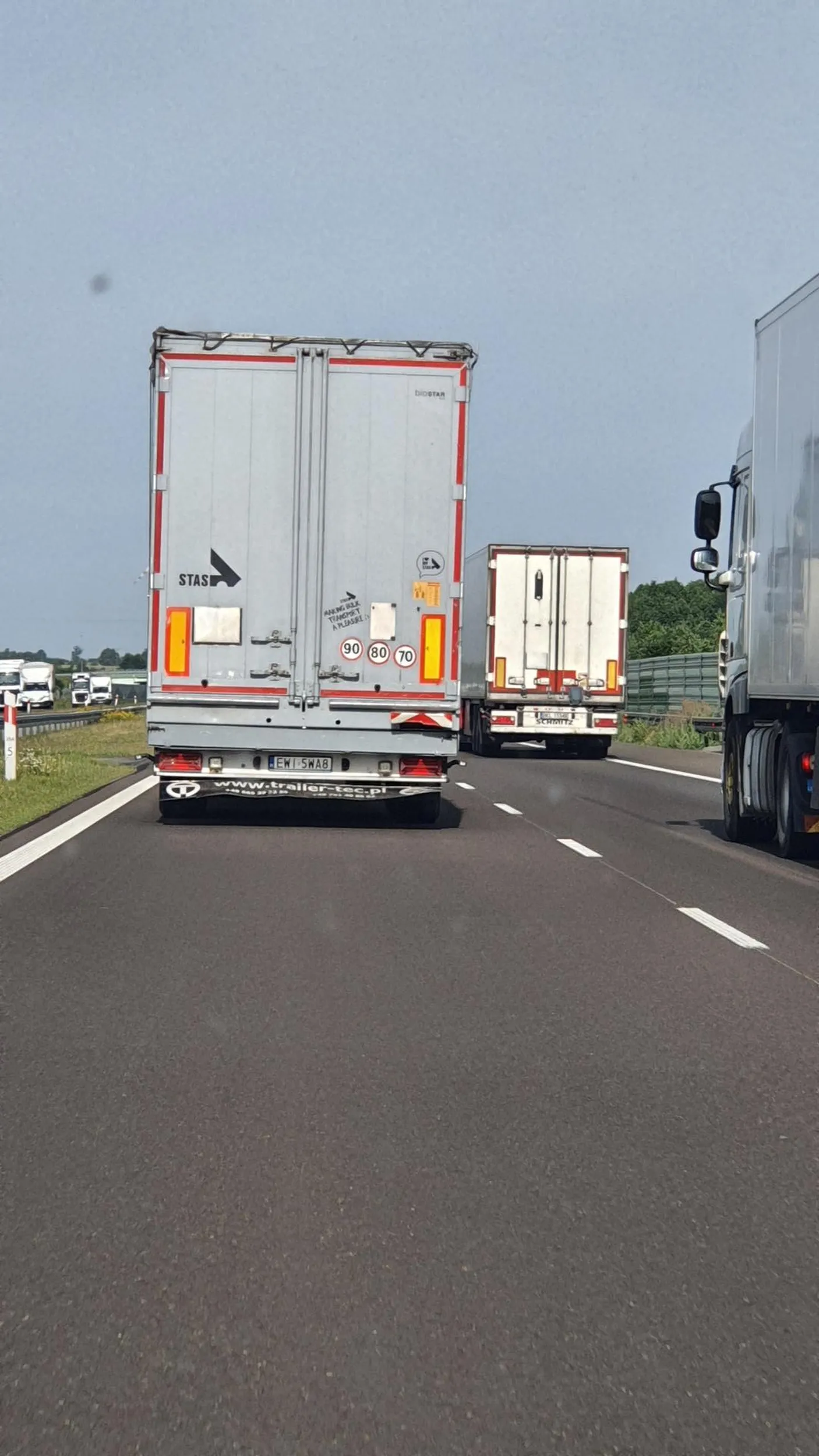 Wyprzedza na autostradzie