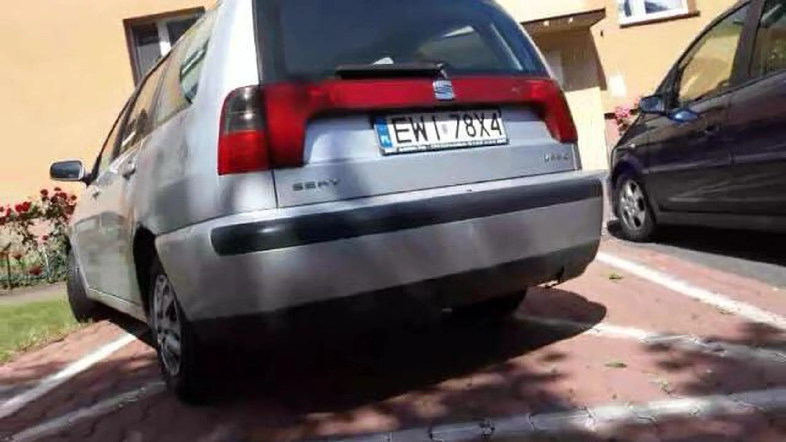 Jazda po chodniku, parkowanie na chodniku, na zakazie, koperta, blokowanie dostępu do śmietnika.