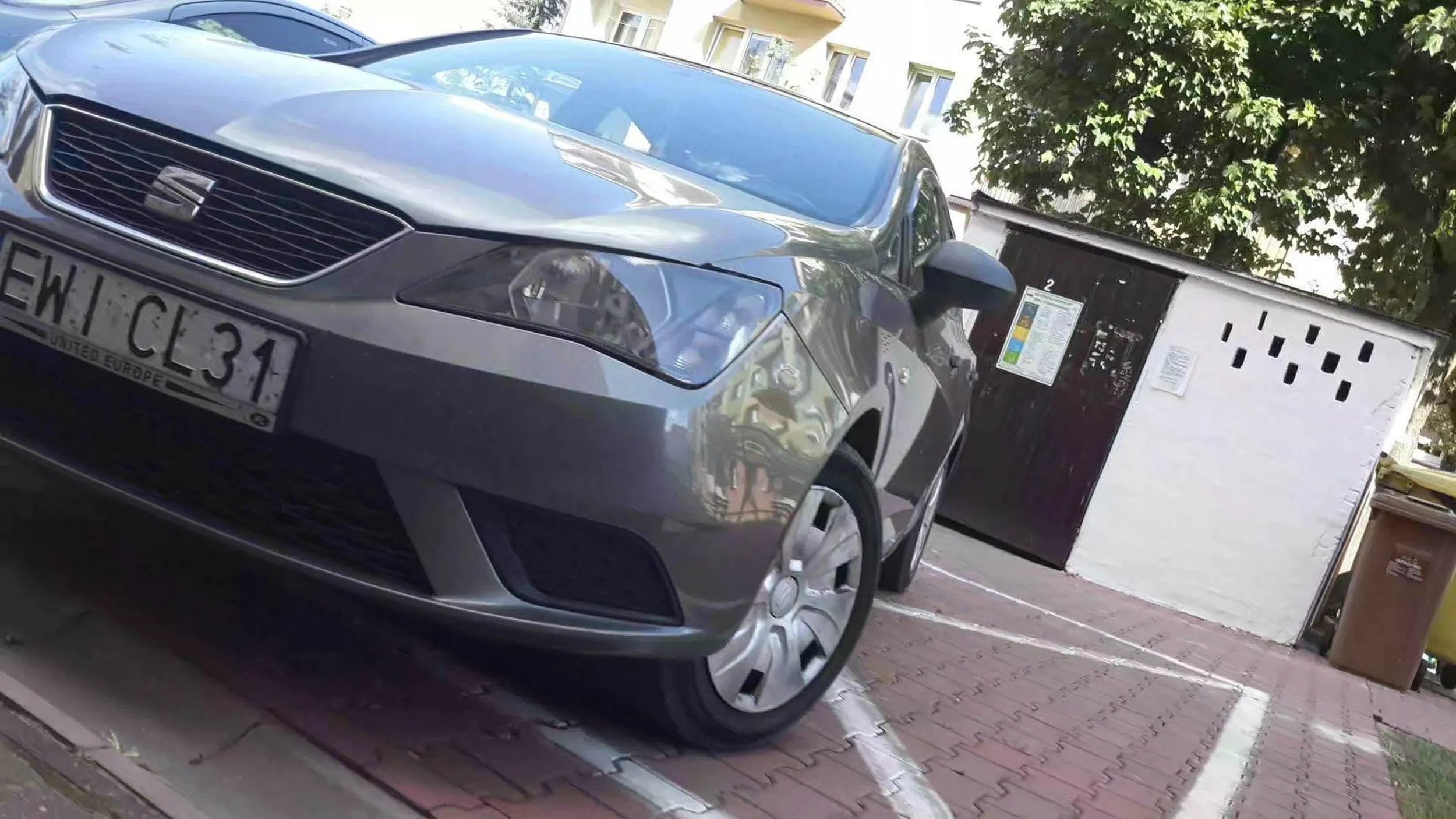 Jazda i parkowanie na chodniku, na kopercie, na zakazie, blokowanie dostępu do śmietnika.