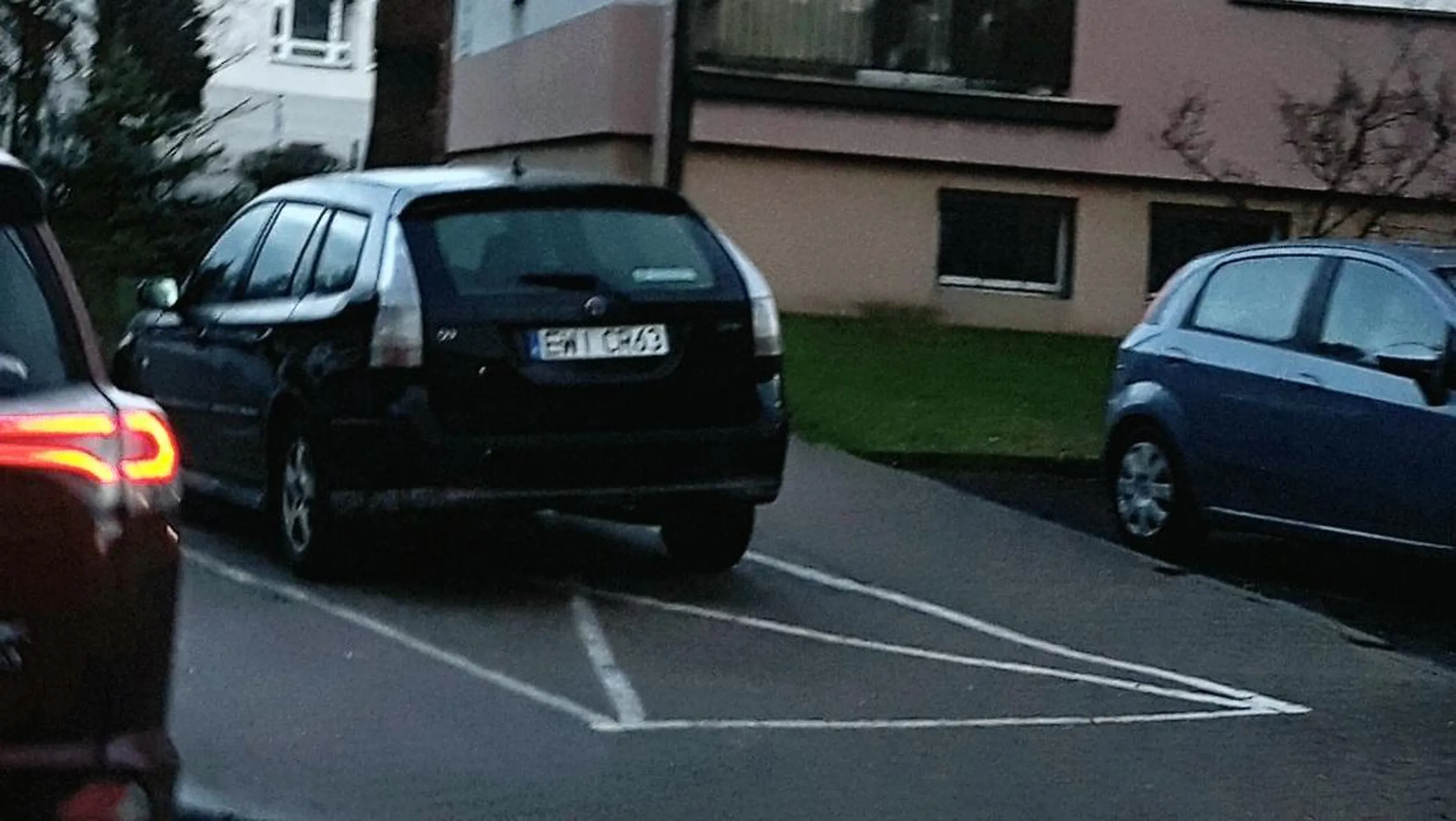 Parkowanie na chodniku, na zakazie, z dala od krawędzi jezdni.