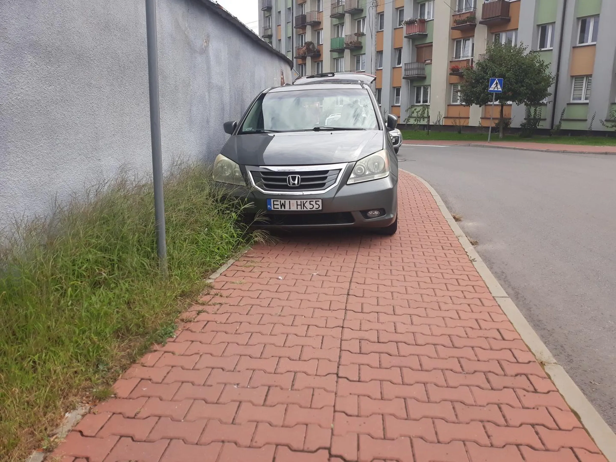 Parkuje nielegalnie i stwarza zagrożenie, bo mu tak wygodniej. - parkowanie na chodniku - parkowanie na trawniku - parkowanie z dala od krawędzi jezdni - utrudnianie przejścia, pozostawienie wąskiego pasa chodnika - parkowanie na zakręcie