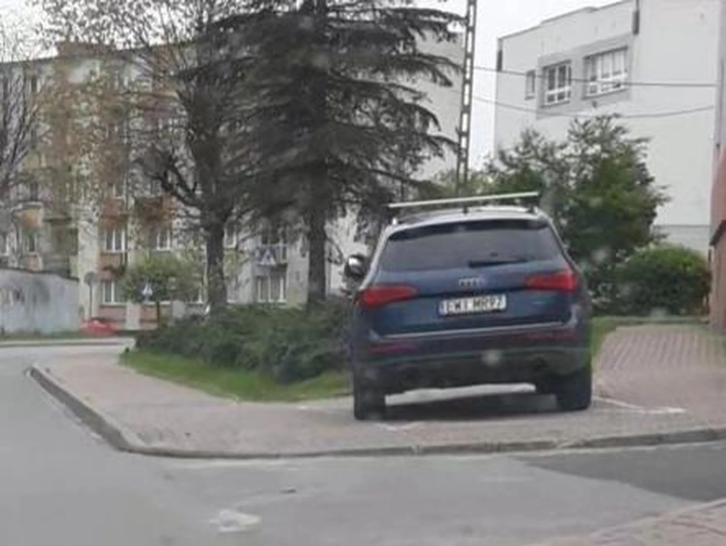 - zakaz jazdy po chodniku - zakaz parkowania na chodniku - zakaz zatrzymywania się - parkowanie z dala od krawędzi jezdni - parkowanie na kopercie - zakaz wjazdu (jeżeli nie jest mieszkańcem)