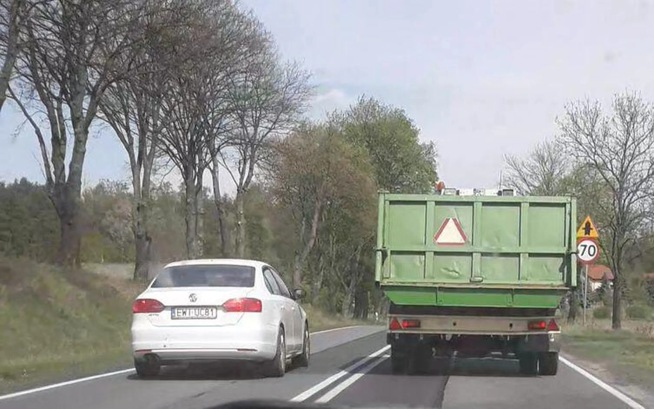 Pędzi przez obszar zabudowany, przekracza linię podwójną ciągłą.