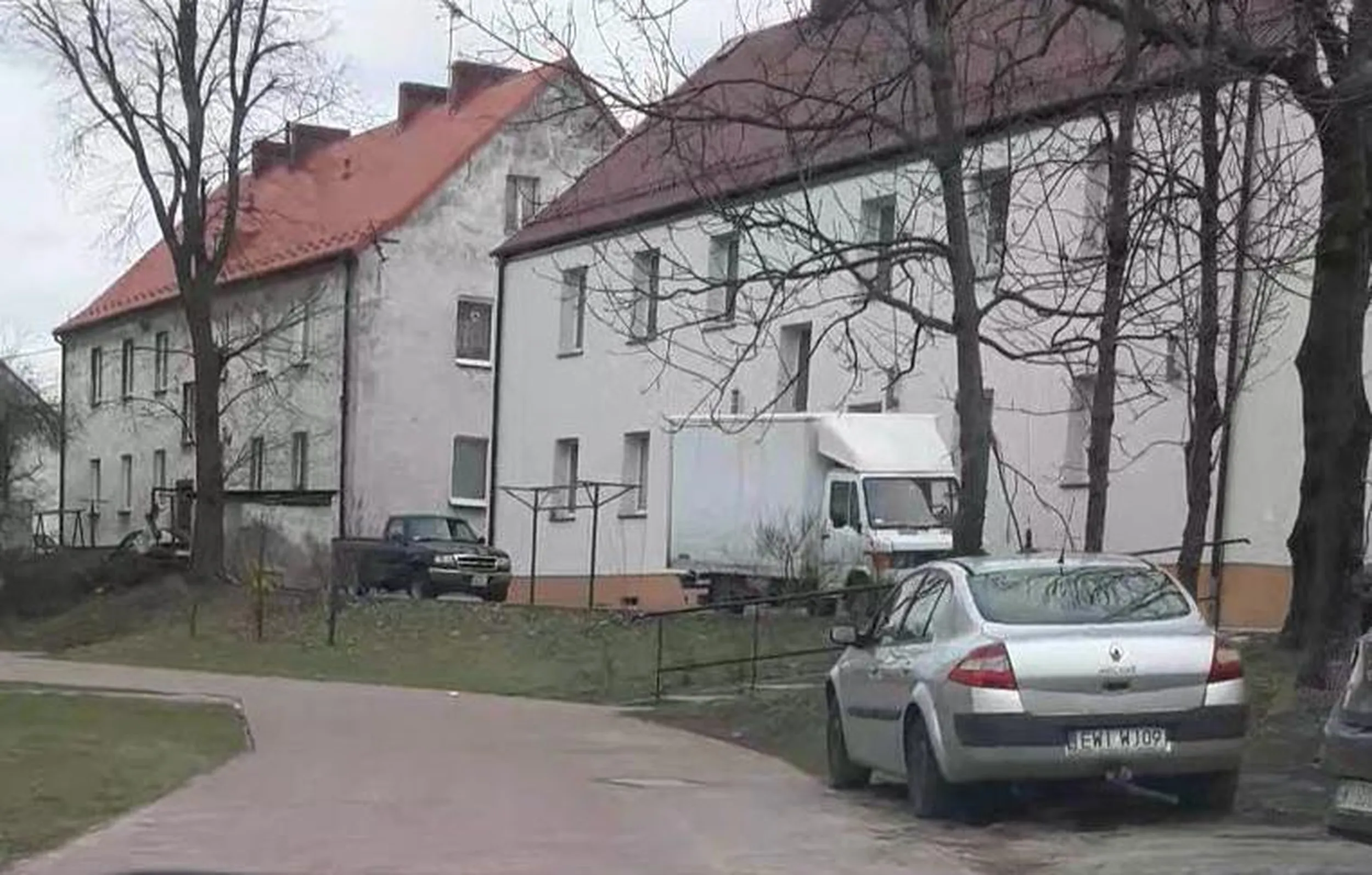 Znalazł sobie miejsce do parkowania, droga pożarowa, zakaz postoju, rozjeżdżanie i niszczenie trawnika.