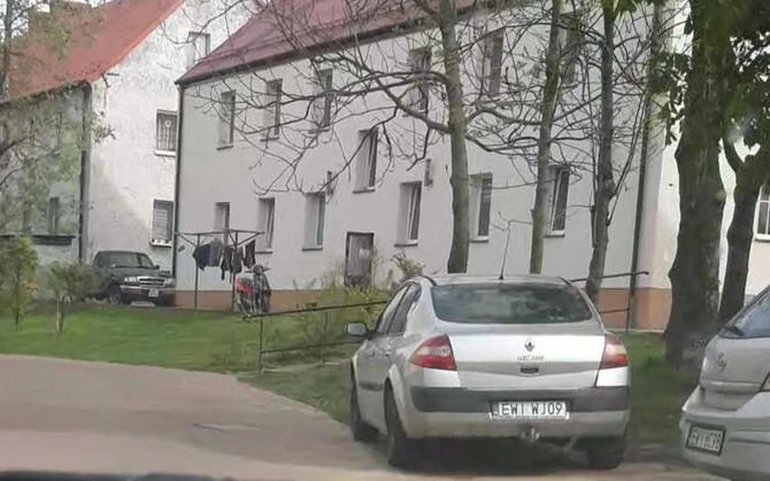 Parkowanie na drodze pożarowej, na zakazie postoju, na trawniku, niszczenie terenów zielonych.