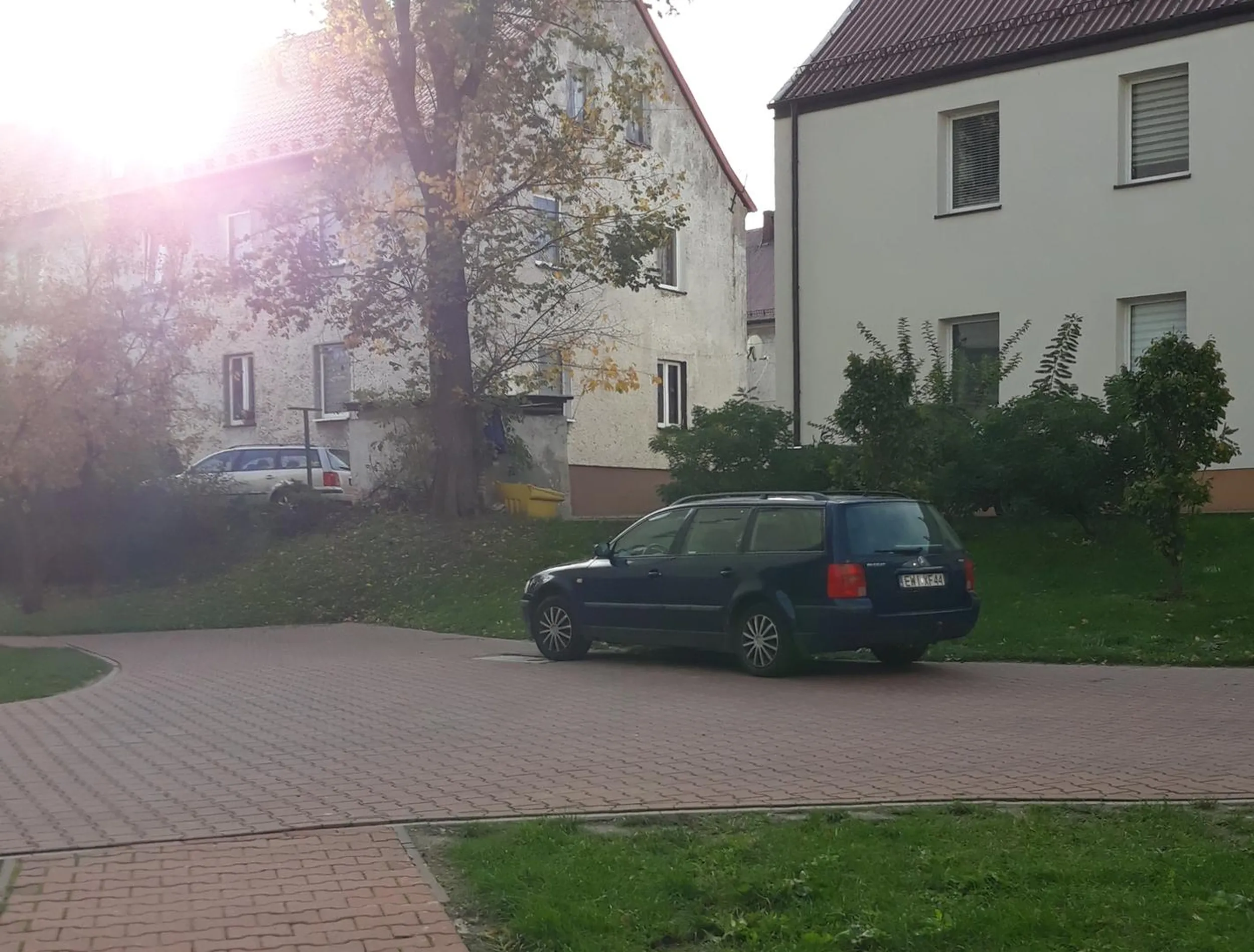 Parkowanie na drodze pożarowej, na zakazie postoju, na środku skrzyżowania.