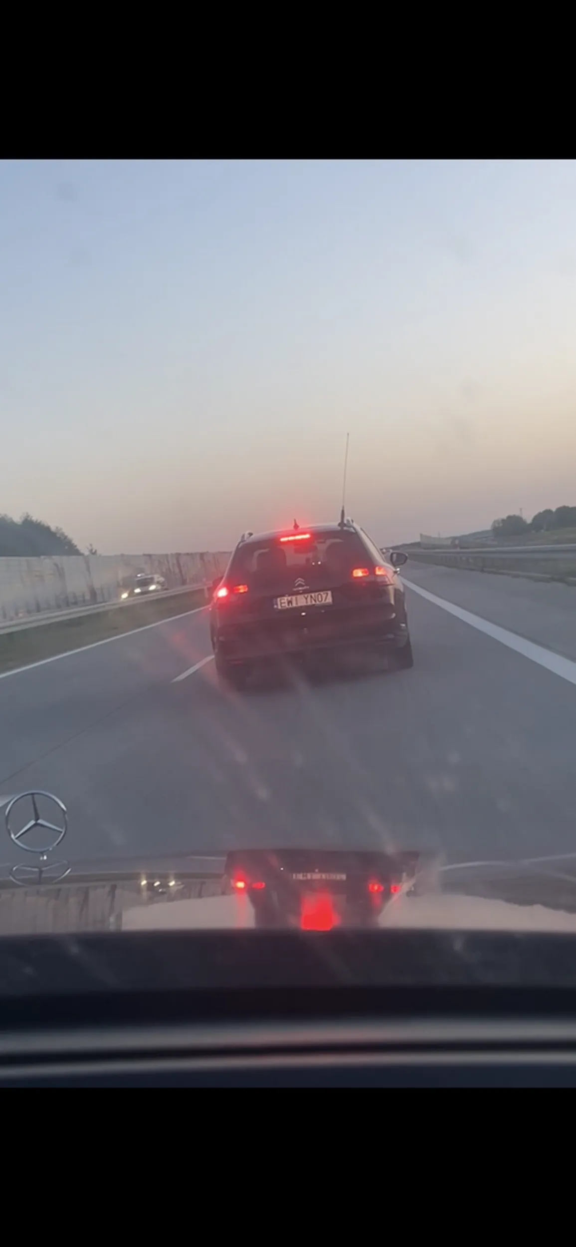 Wyprzedza i hamuje śmieć, nie mogę tu wrzucić filmu :/