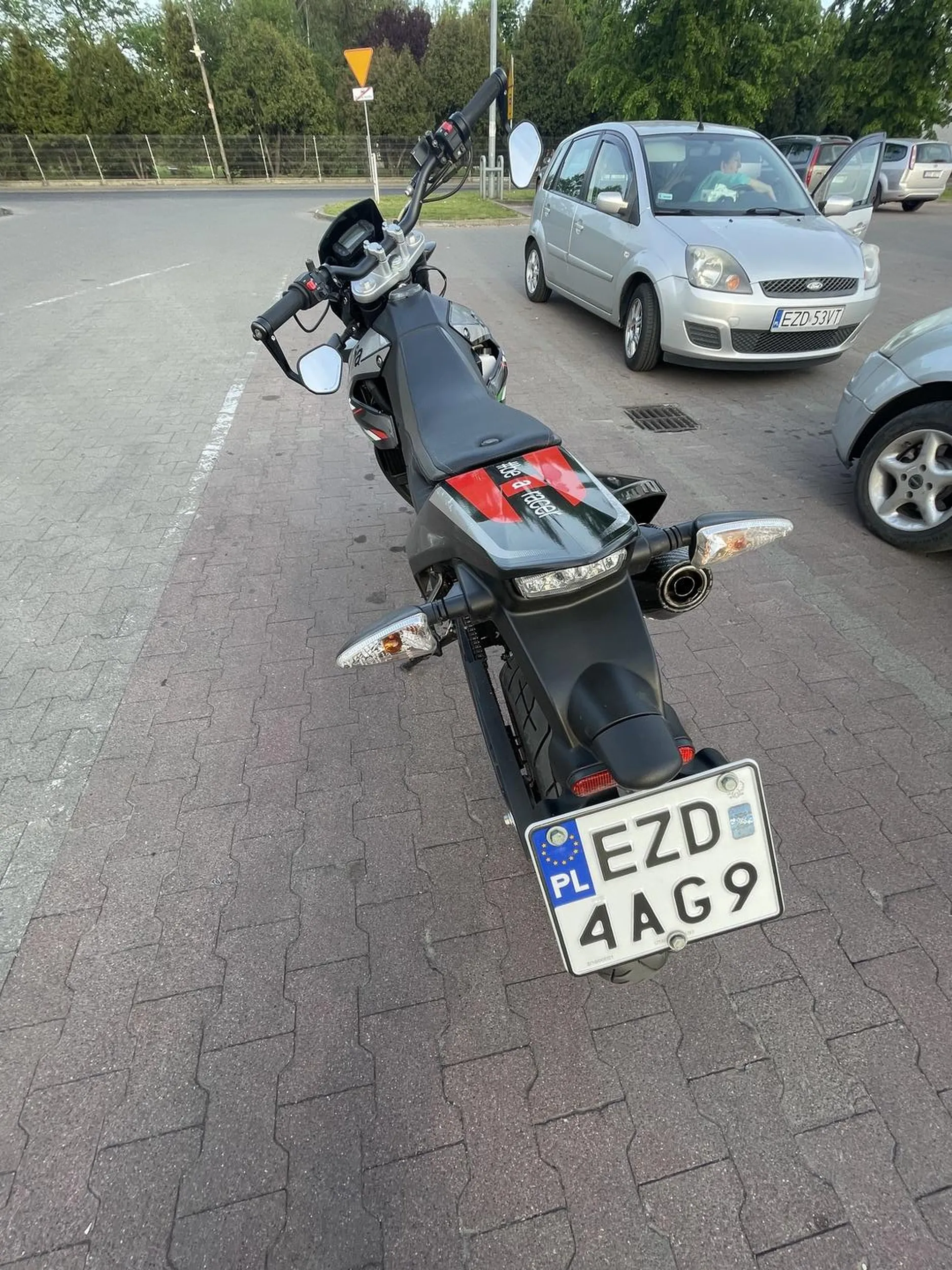 Genialnie jeździ i jest seksiakiem