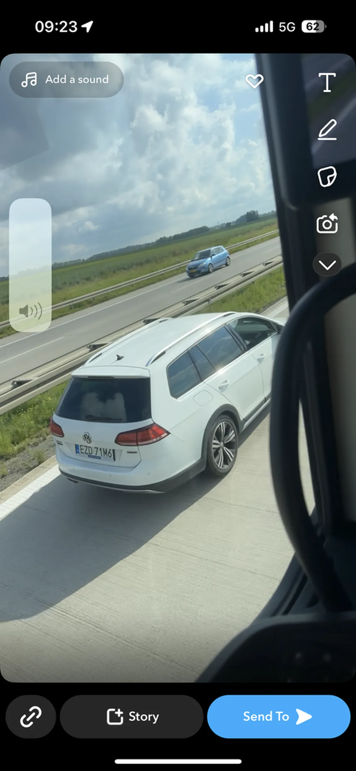 Blokuje możliwość wyprzedzenia pojazdu na autostradzie po użyciu sygnału dźwiękowego cała 5 niepełnosprytnych ludzi pokazalo środkowy palec