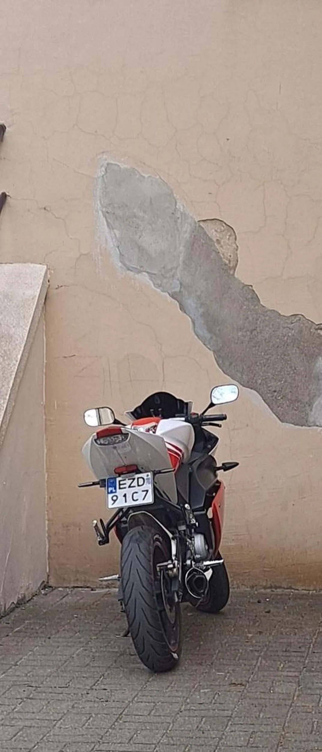 Ch*j prawa jazdy chyba kupił.. parkuje na parkingu dla aut i zajmuję całe miejsce dla siebie.. wjeżdża pod maskę..   /j P.S. nie no, fajny i miły chłopak. Sympatyczny, zabawny i dobry humor zawsze ma. Polecam. (: