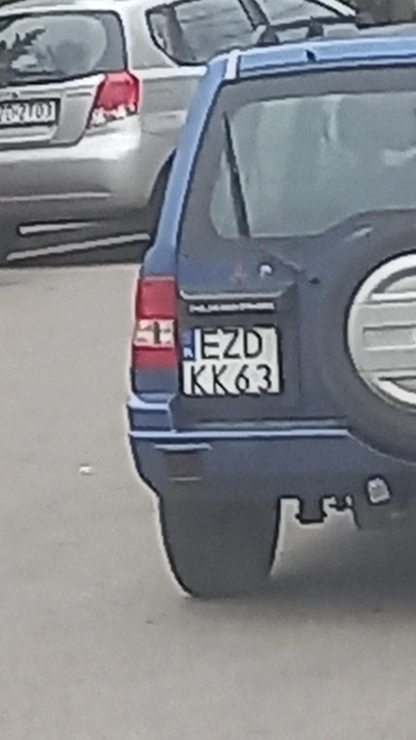 Samochodem jazda wzdłuż po chodniku