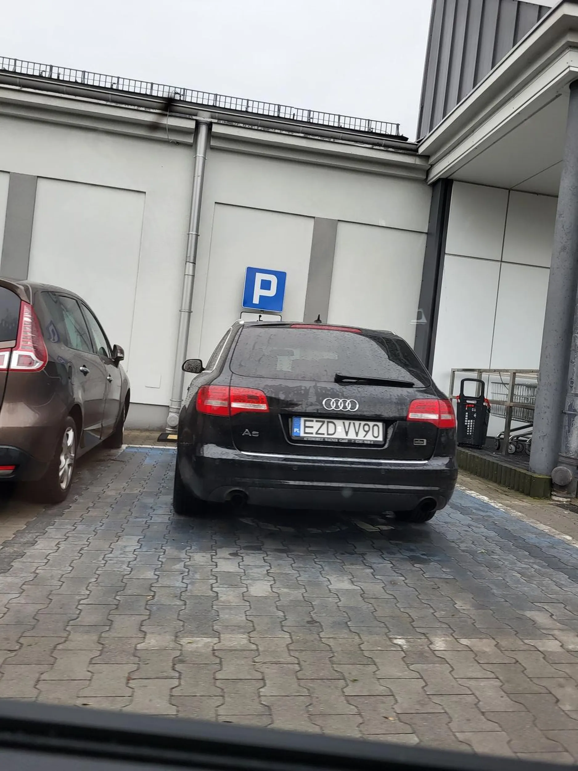 Inwalida ale umysłowy. Siedzi w aucie to odjedzie jak coś. Tylko, że potencjalny inwalida nie będzie się zastanawiał czy ktoś siedzi w aucie i nie będzie dochodził czy też jest inwalidą czy nie.