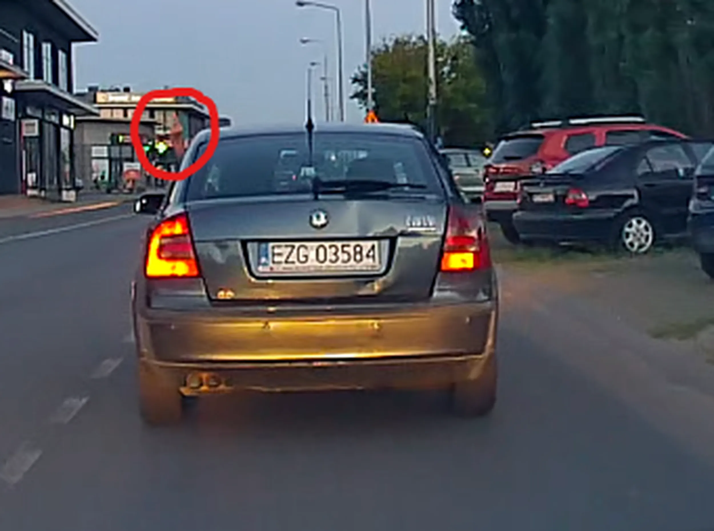 Prawdziwy rajdowiec bez kata, potrafi prowadzić jedną ręką, a druga pokazywać fucka, pełen serwis. Wstawiam jakby ktoś zapomniał dlaczego wszyscy się śmieją z EZG :)