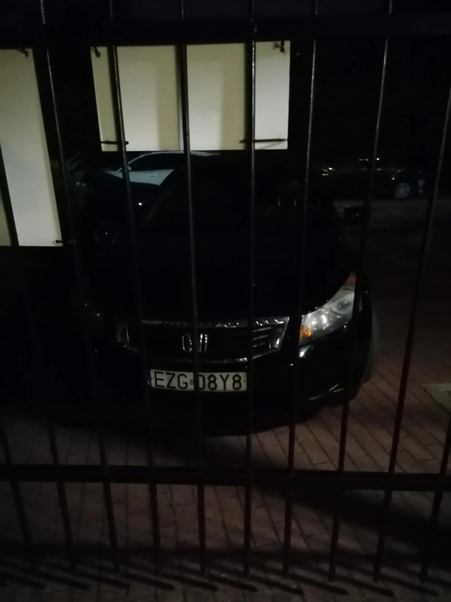 Ma zgierzęciul fantazje parkując całą noc w bramie ppoż.