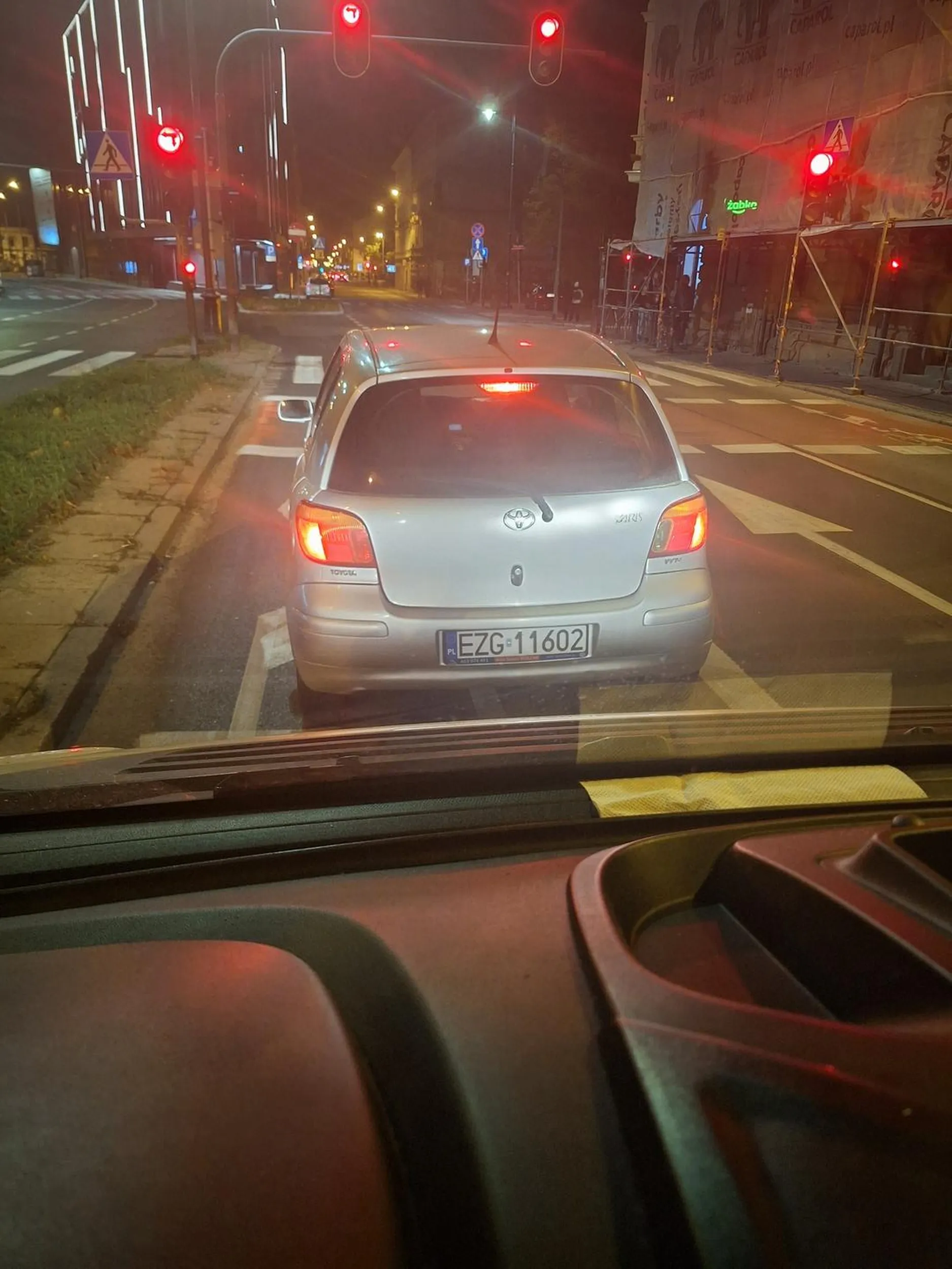 Nie włącza kierunkowskazów i spycha kierowców na chodnik wymuszając pierwszeństwo