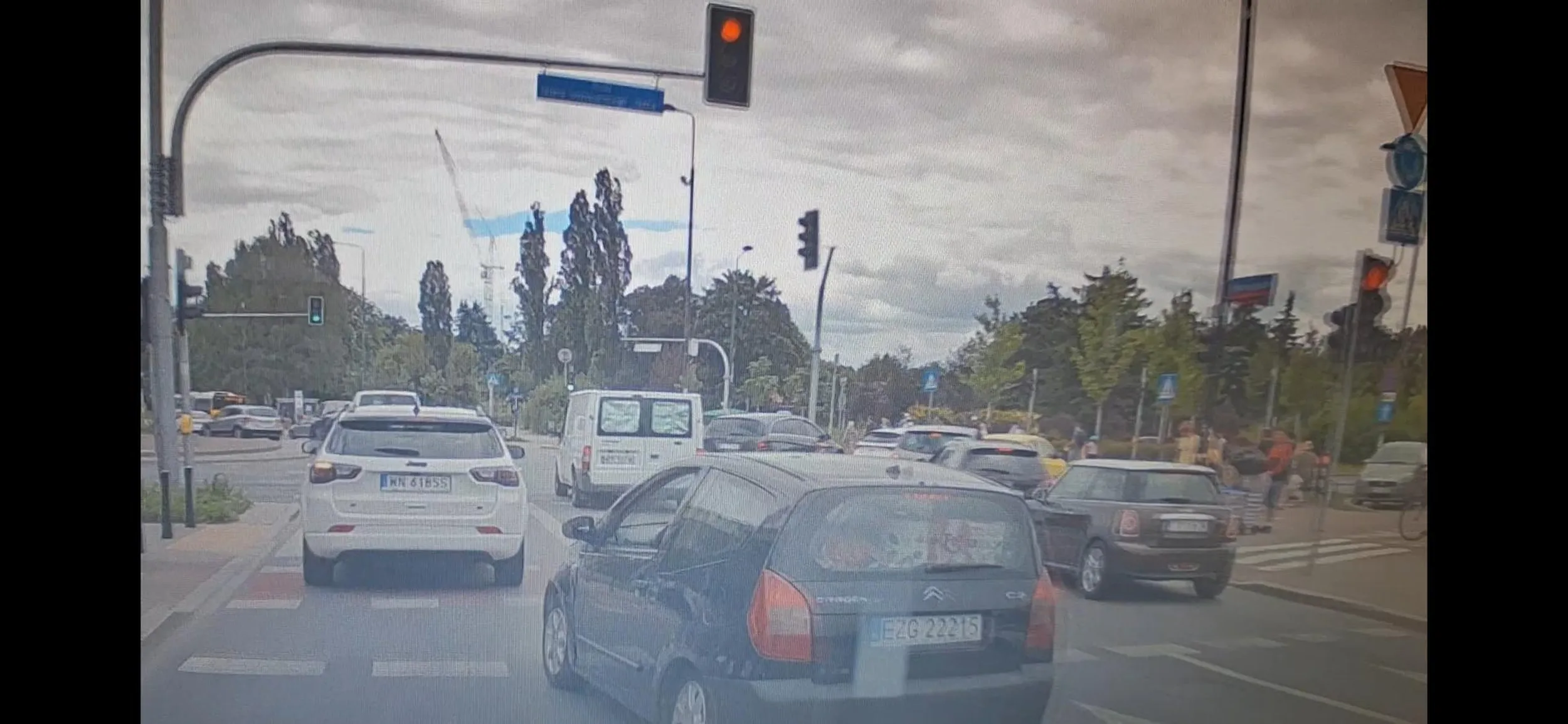 Facet nie wie co to kultura na jezdni a co najważniejsze daltonista z niego. Przejeżdża po pasach dla pieszych i na czerwonym wjeżdża na skrzyżowanie. Ciekawe co na filmik powie policja