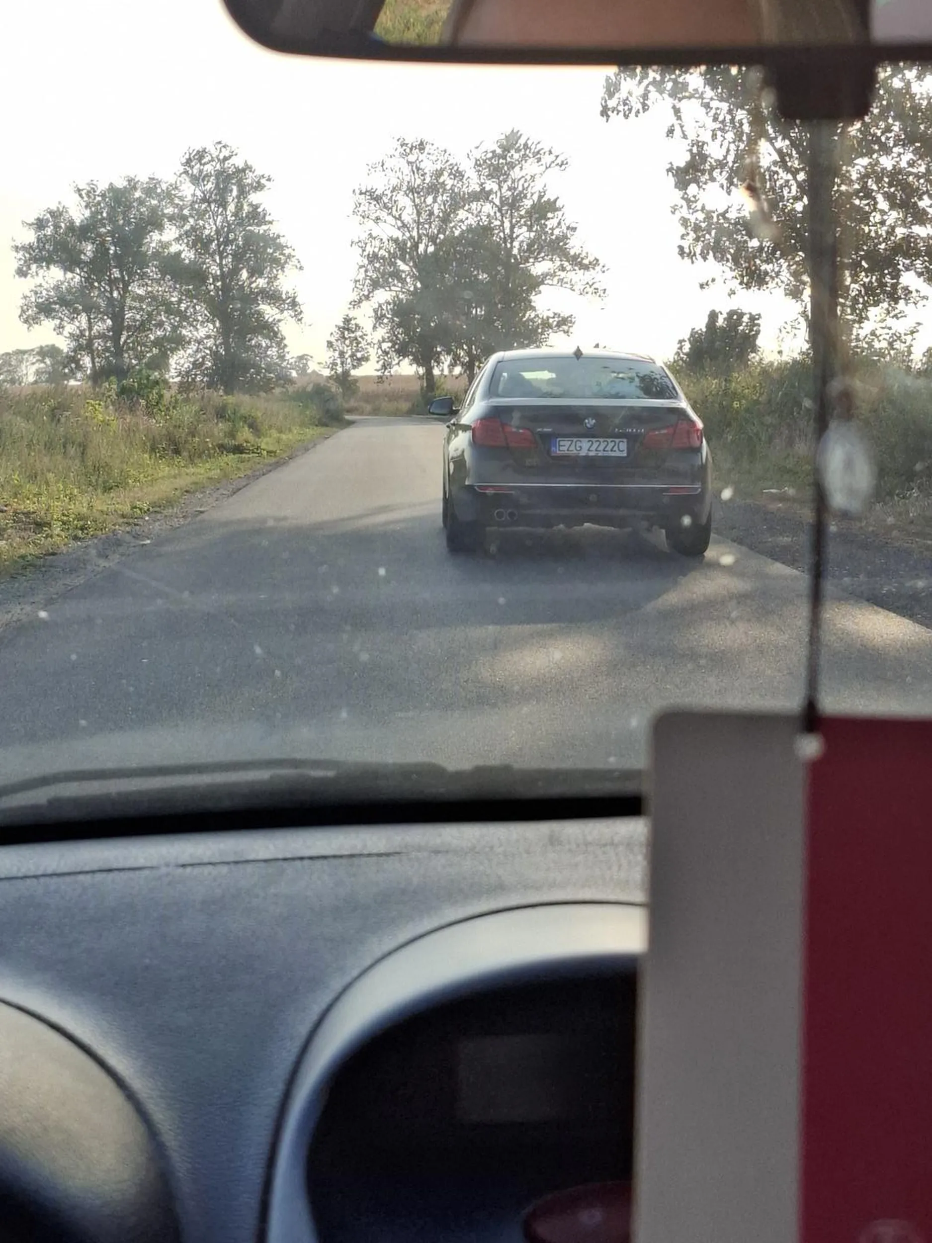 Kobieta wymusiła perfidnie pierwszeństwo a później przez 3km nas spowalniała. Chcąc ją wyprzedzić zajeżdżała nam drogę. Filmik z nagrania powędruje gdzie trzeba .