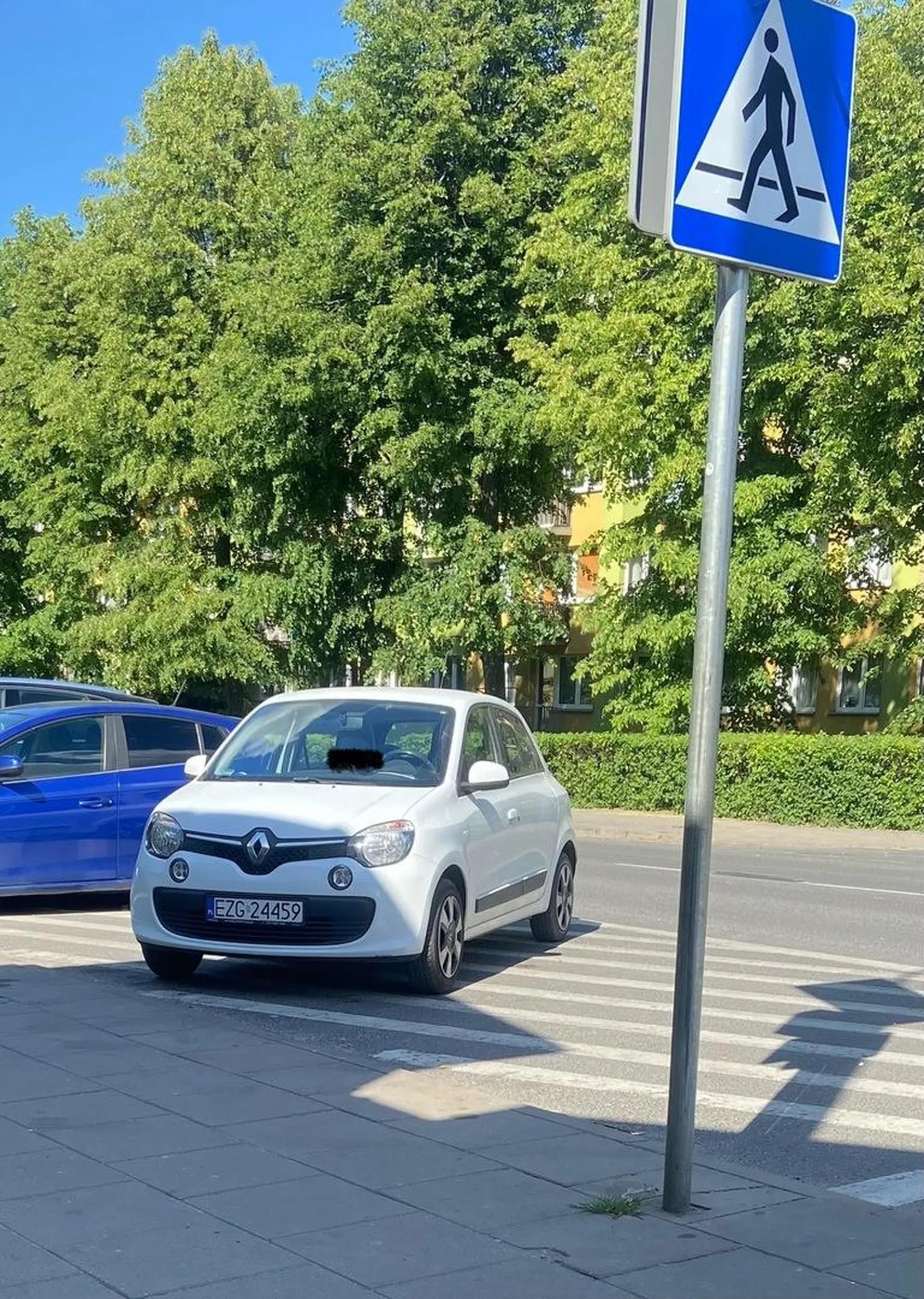 włączyła awaryjne i poszła do żabki