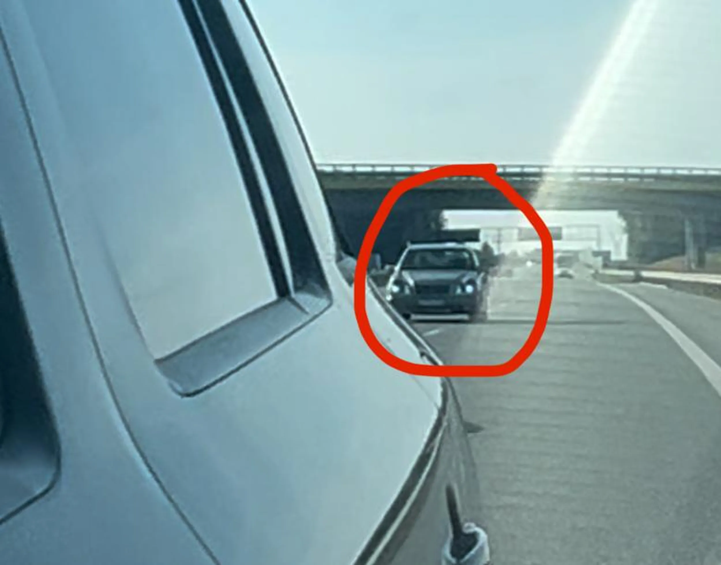 Jedzie 180 a potem hamuje do 80, jedzie od prawej do lewej krawedzi, kilka razy mało co nie wjechał w inny samochód