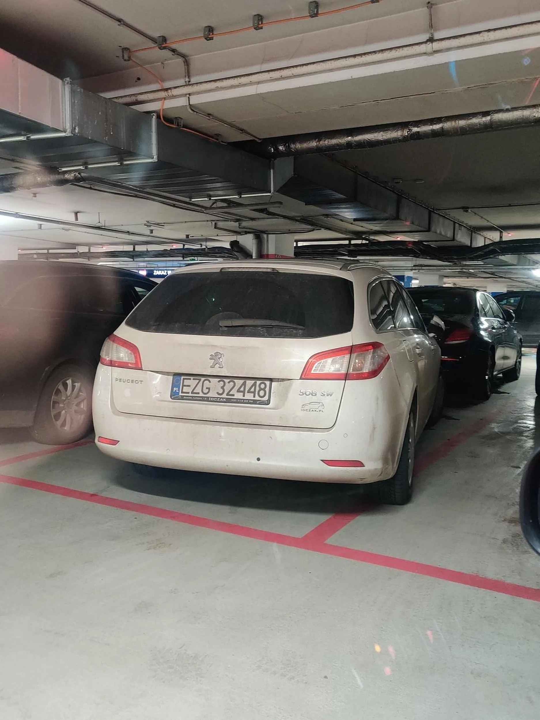 Ledwo wszedłem do samochodu. Od mojego zderzaka zaparkował swoim na 3 cm... Naucz się parkować!