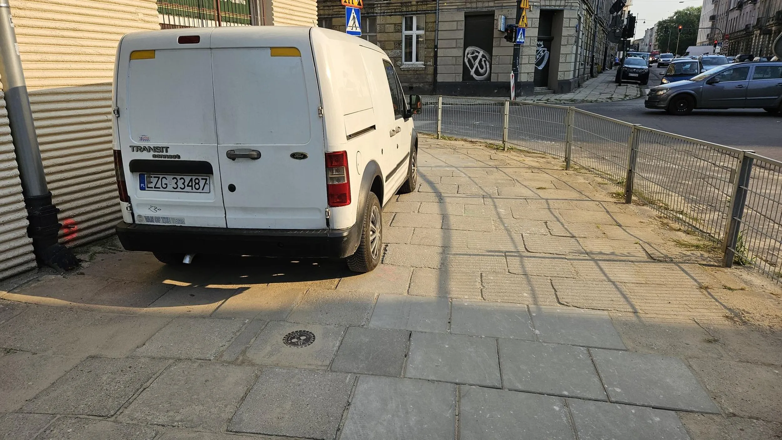 Parkowanie z dala od krawedzi jezdni, w obrebie skrzyzowania. Wjazd tam mozliwy jedynie przez przejscie dla pieszych. Wariat