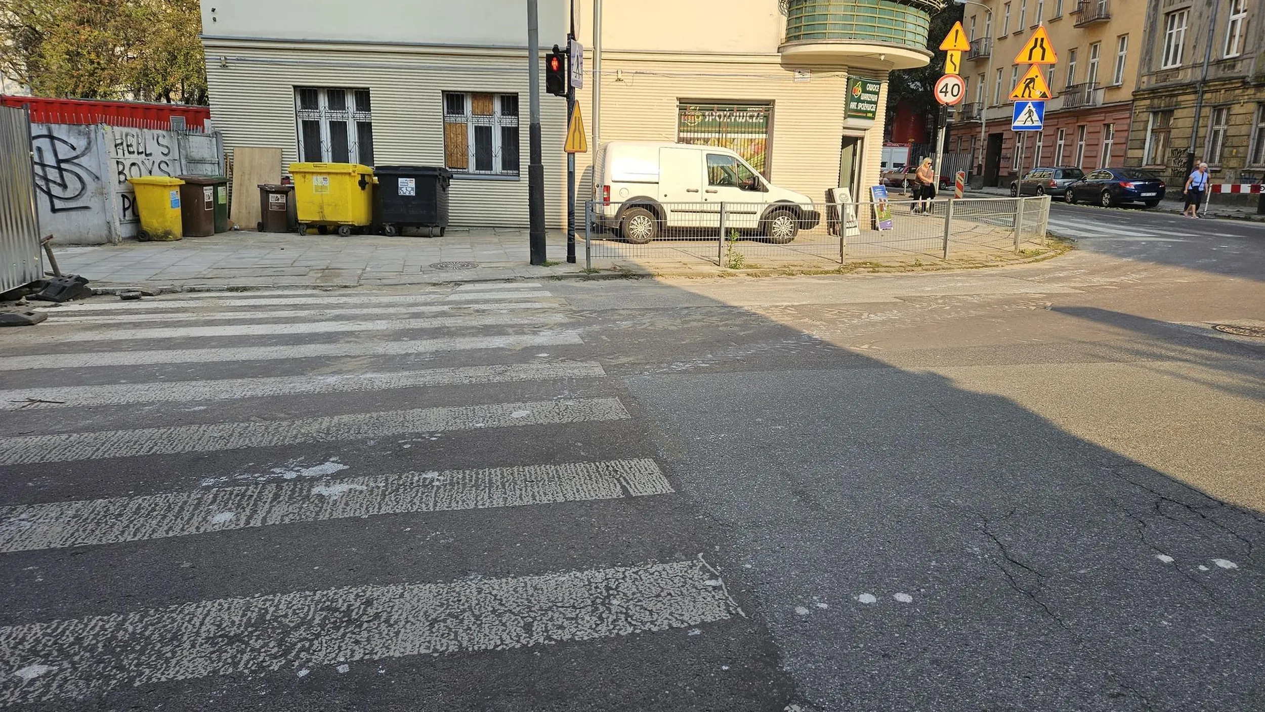 Parkowanie z dala od krawedzi jezdni, w obrebie skrzyzowania. Wjazd tam mozliwy jedynie przez przejscie dla pieszych. Wariat