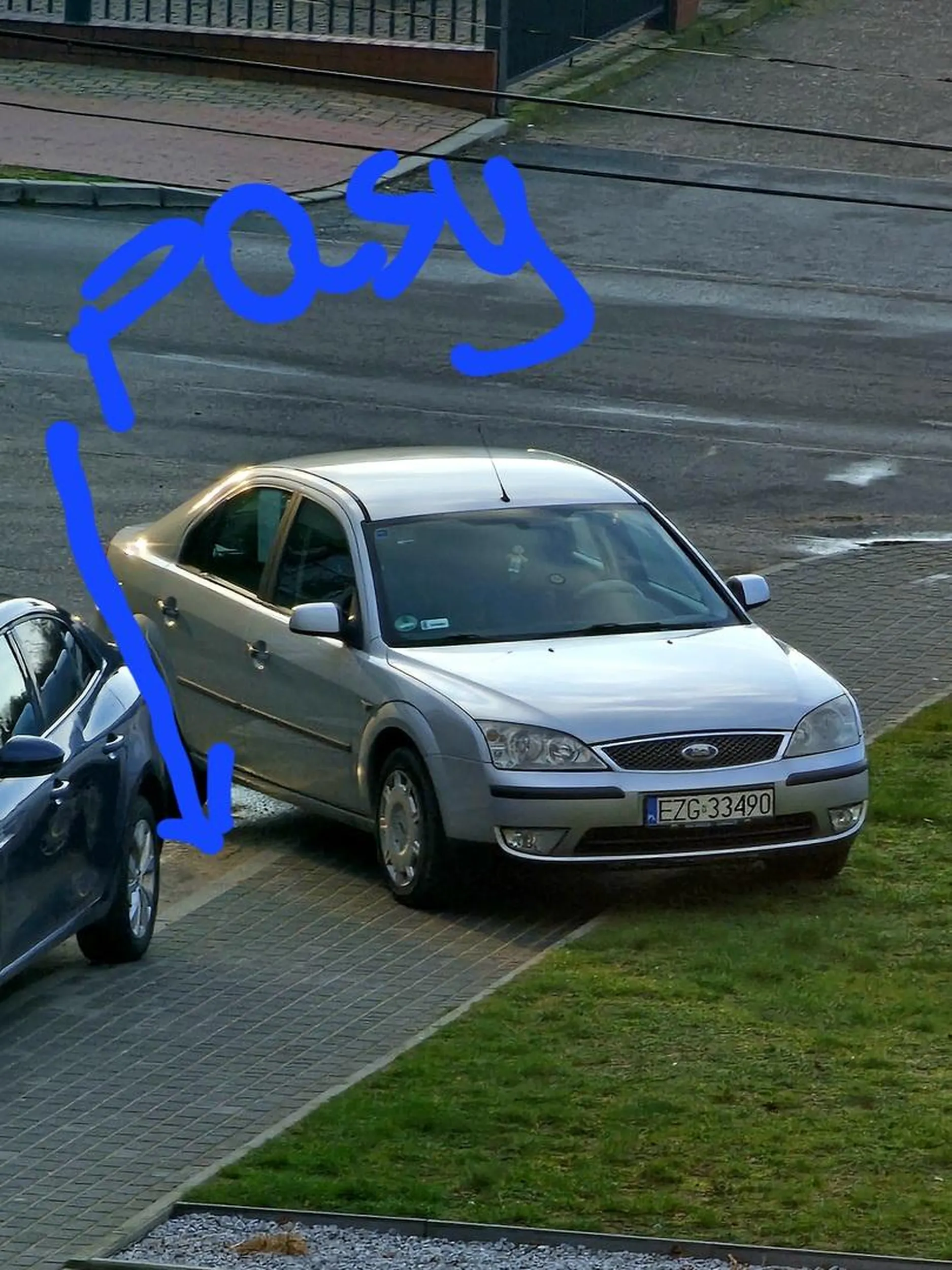 Super zaparkowałeś wsioku z Ozorkowa przy bibliotece miejskiej na osiedlu. Pasy+chodnik+kawałek pasa zieleni.