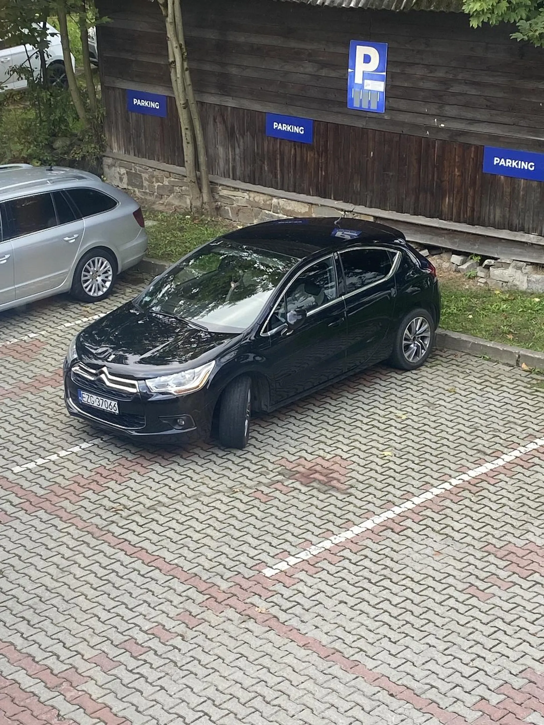 Mistrz parkowania w liniach, gratuluję, parkowanie czasem jest ciężkie.