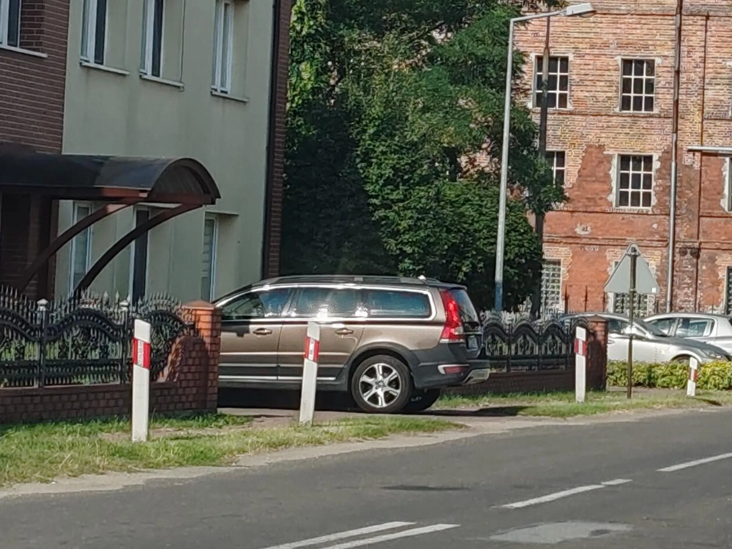 Dla kierowcy tego auta i co najmniej jeszcze 2 innych w tym miejscu pozostawiających swoje 4-koła piesi się nie liczą - przecież zawsze mogą ominąć auto pasem zieleni i jezdnią.