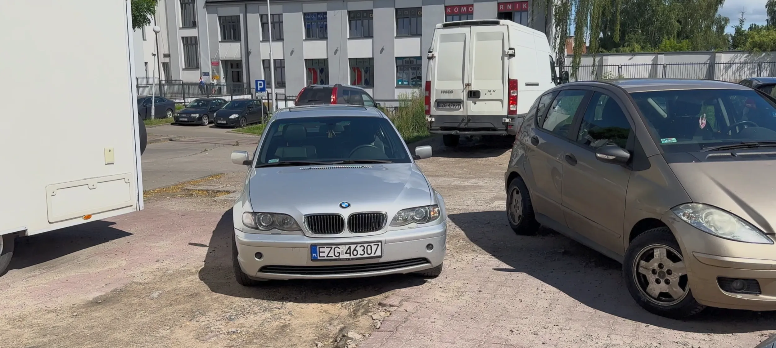 Gratulacje dla kierowcy BMW za świetne parkowanie we wjeździe. Jeszcze nie widziałem, żeby ktoś tak zapomniał zabrać ze sobą mózgu. Po 10 minutach stania ktoś inny wyjechał dając możliwość opuszczenia parkingu tym którzy czekali na naszego mistrza kierownicy.