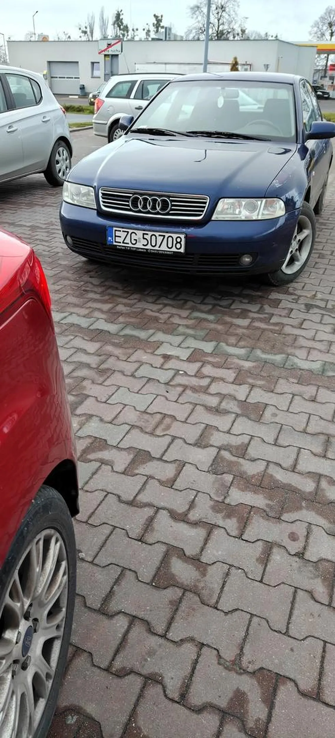 Gdyby nie to że kierowca z drugiej strony odjechał to musiałabym wsiadać chyba przez bagażnik ,nawet ze złożonym lusterkiem musiałam odjeżdżać